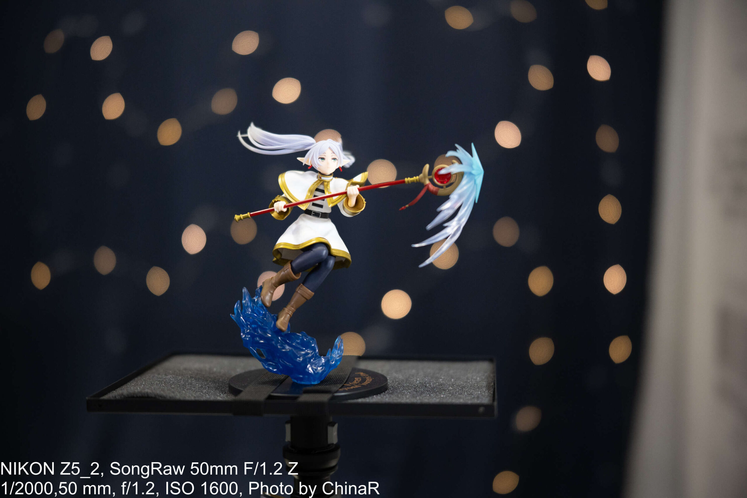  ブース内の試写コーナーでAF 50mm F1.2 青春版を使って撮影したサンプル。F1.2開放で背景の点光源が美しい円形ボケを描いており、13枚絞り羽根による整った円形ボケを確認できます