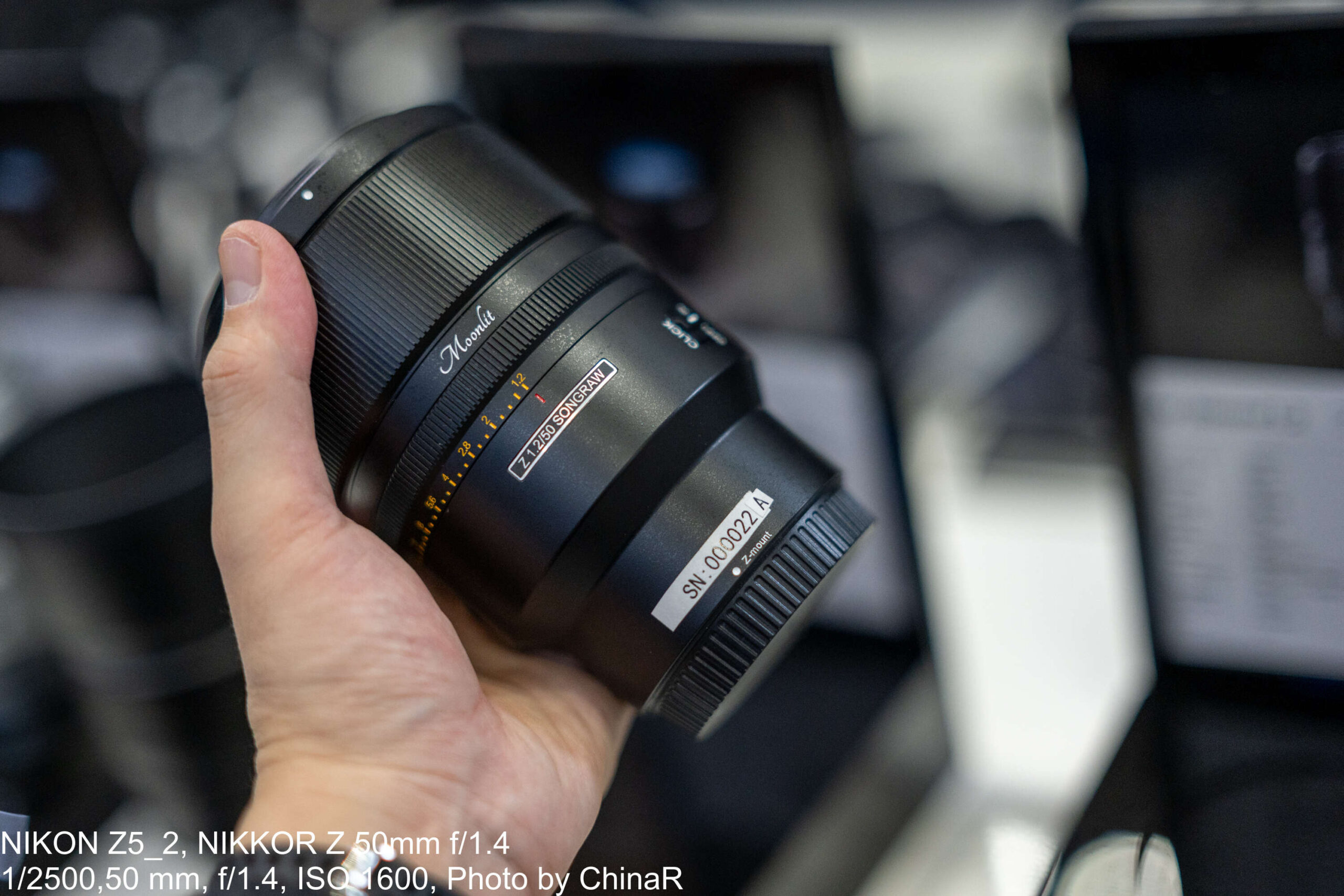 画像を表示 AF 50mm F1.2 青春版のNikon Zマウント版。「CLICK ON/OFF」スイッチを搭載しており、動画撮影時に絞りリングのクリック感をオフにできる設計