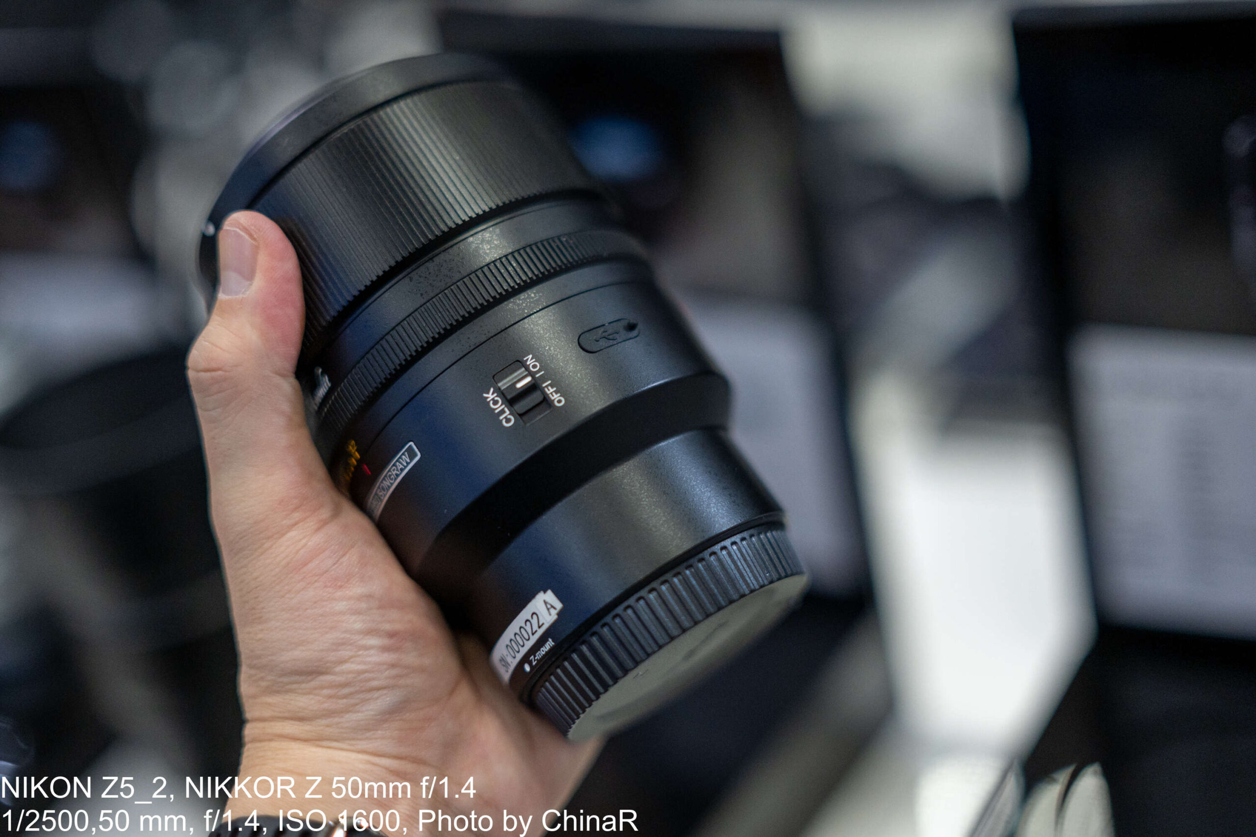 画像を表示 AF 50mm F1.2 青春版のNikon Zマウント版。「CLICK ON/OFF」スイッチを搭載しており、動画撮影時に絞りリングのクリック感をオフにできる設計