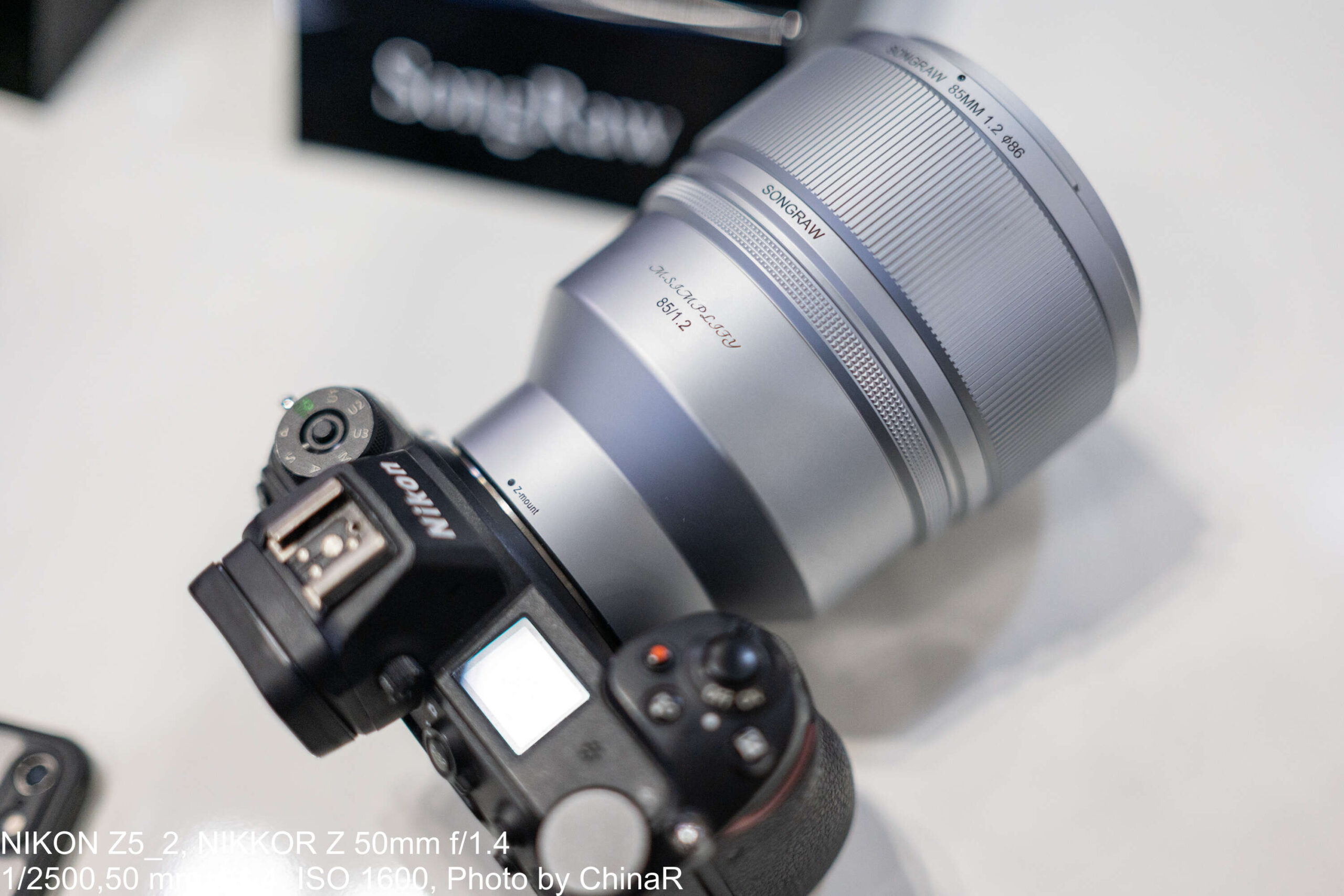 Nikon ZボディにZマウント版を装着したAF 85mm F1.2 青春版。チタングレーの鏡筒が高級感のある印象に仕上がっています