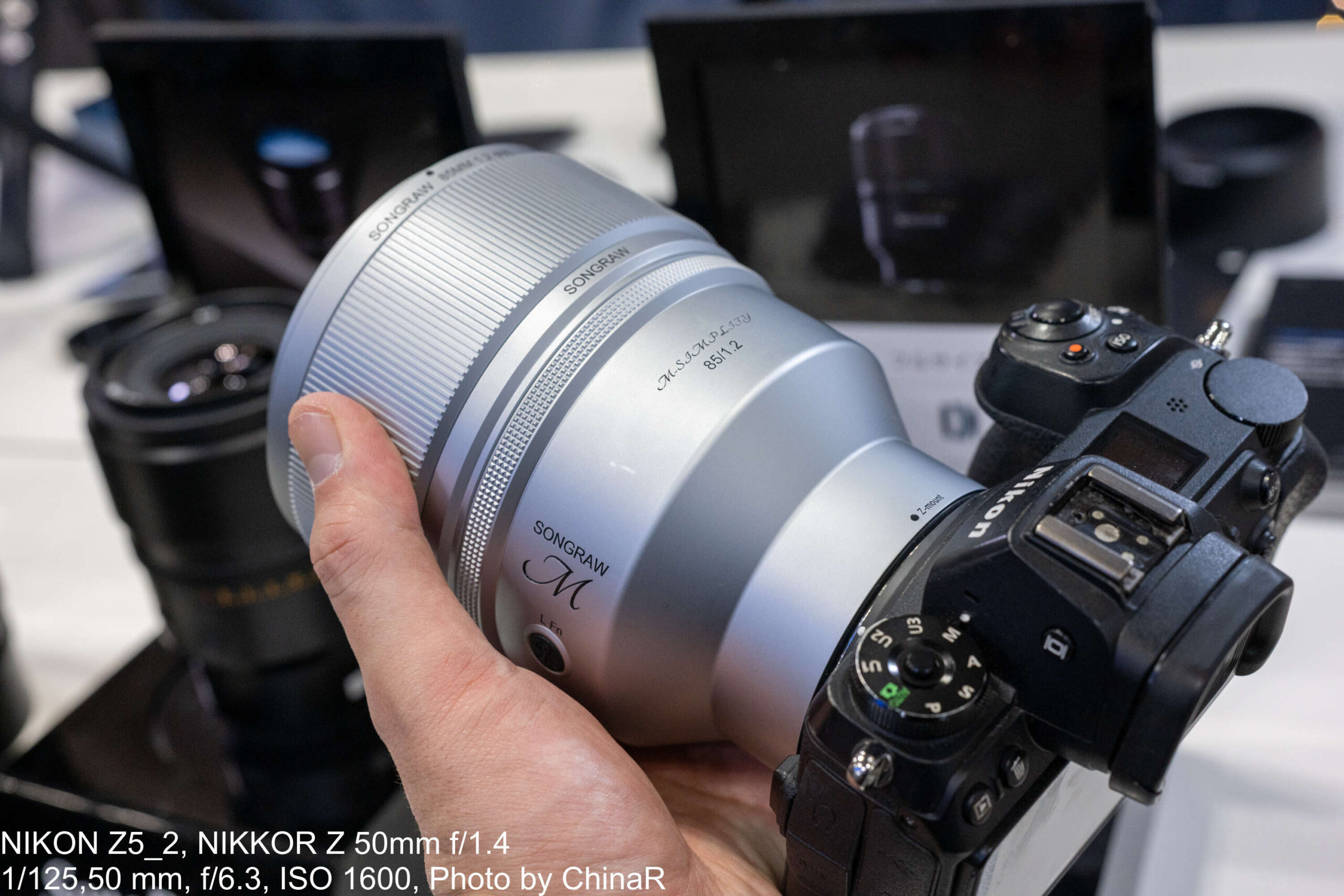 Nikon ZボディにZマウント版を装着したAF 85mm F1.2 青春版。チタングレーの鏡筒が高級感のある印象に仕上がっています