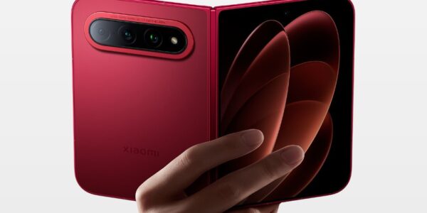 Xiaomi 18 Foldの西野紅カラーを開いた状態の公式画像