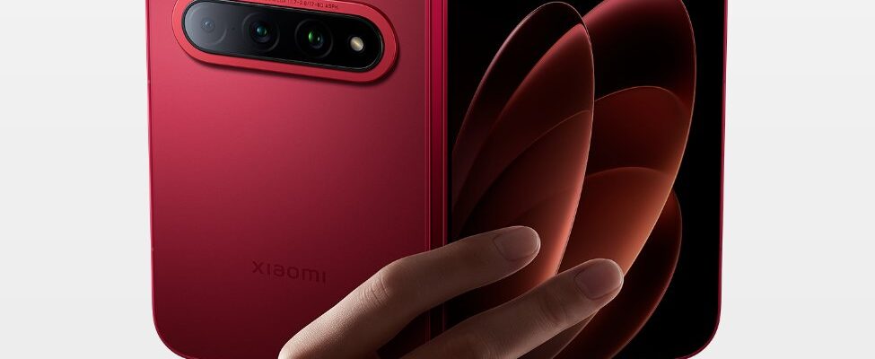 Xiaomi 18 Foldの西野紅カラーを開いた状態の公式画像