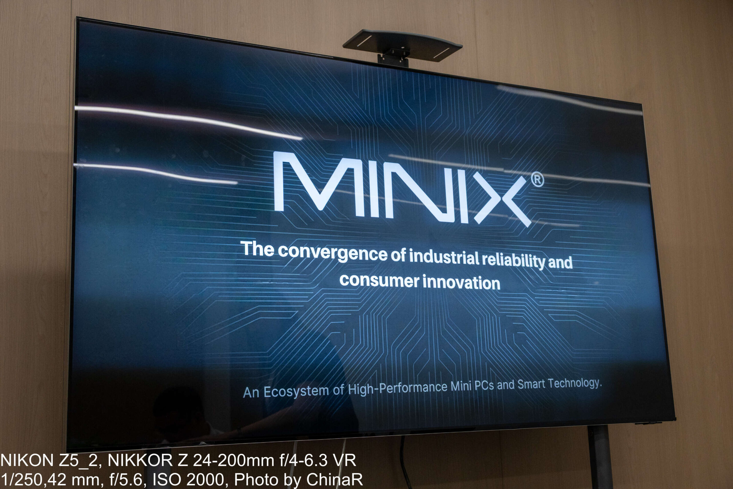 MINIXのプレゼン表紙スライド「The convergence of industrial reliability and consumer innovation」