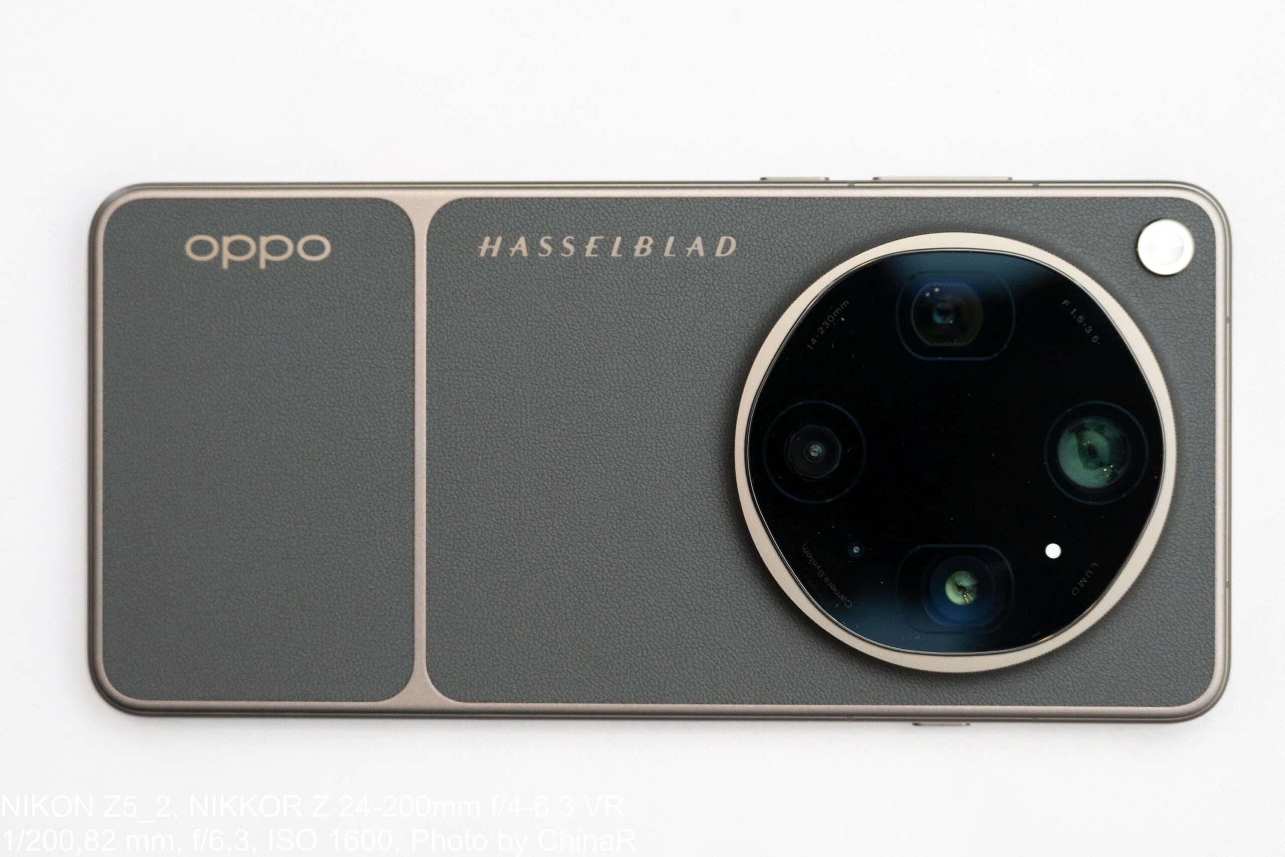 OPPO Find X9 Ultraの背面。円形のHasselbladクアッドカメラとレザー調の質感