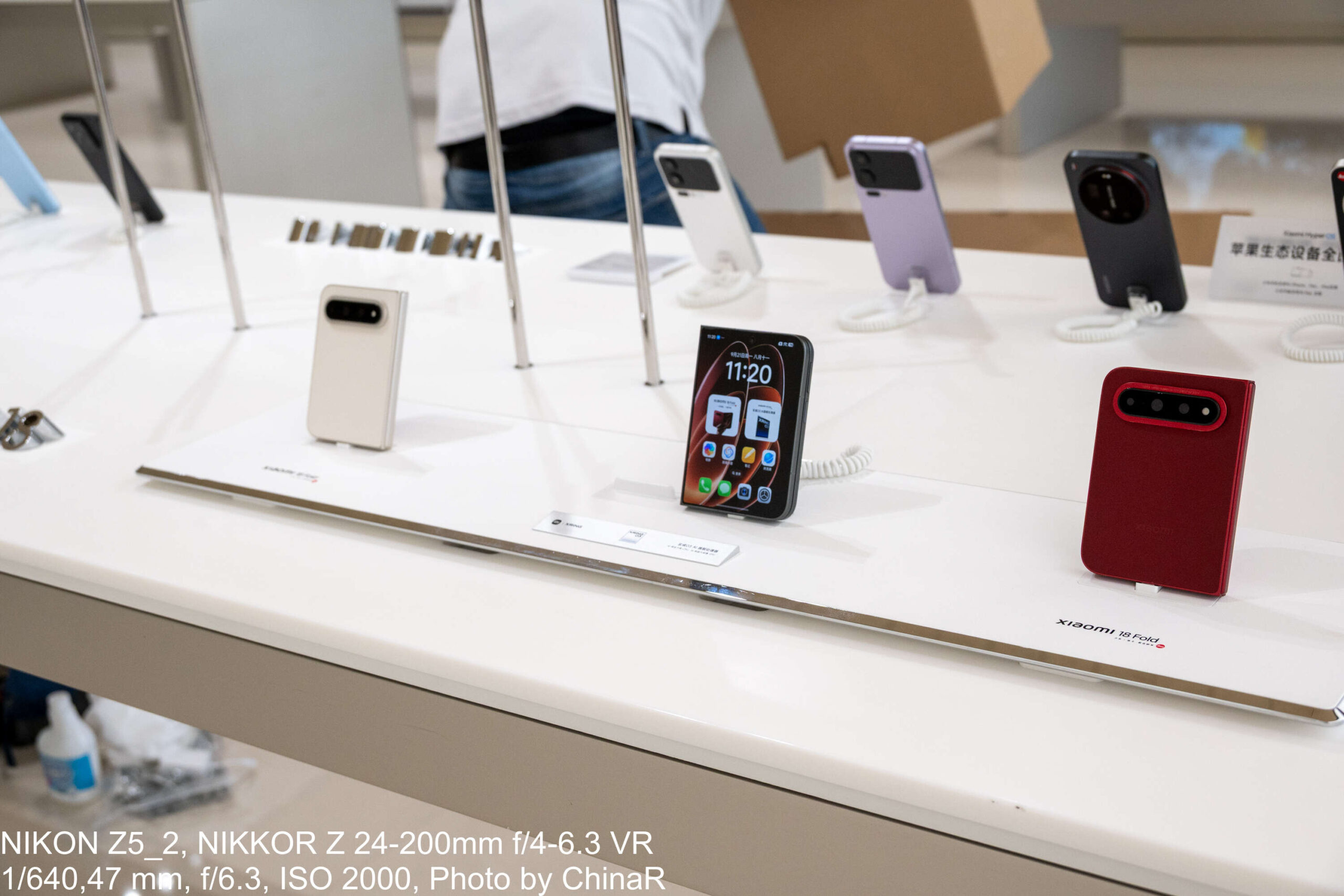 白・黒・赤のXiaomi 18 Foldが並ぶ展示台