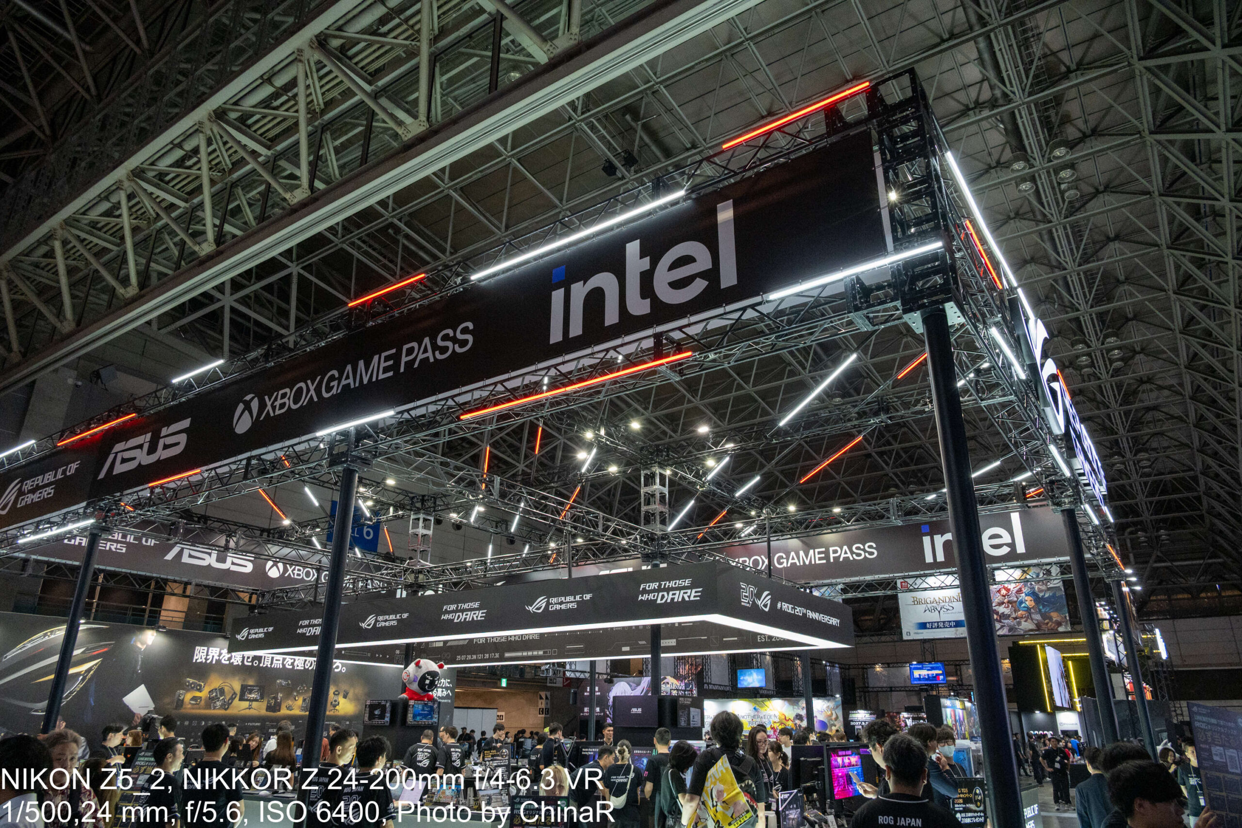 ROG Edition 20の壁面バナー。「限界を壊せ。頂点を極め続けろ。」のコピーと記念モデルのシルエット