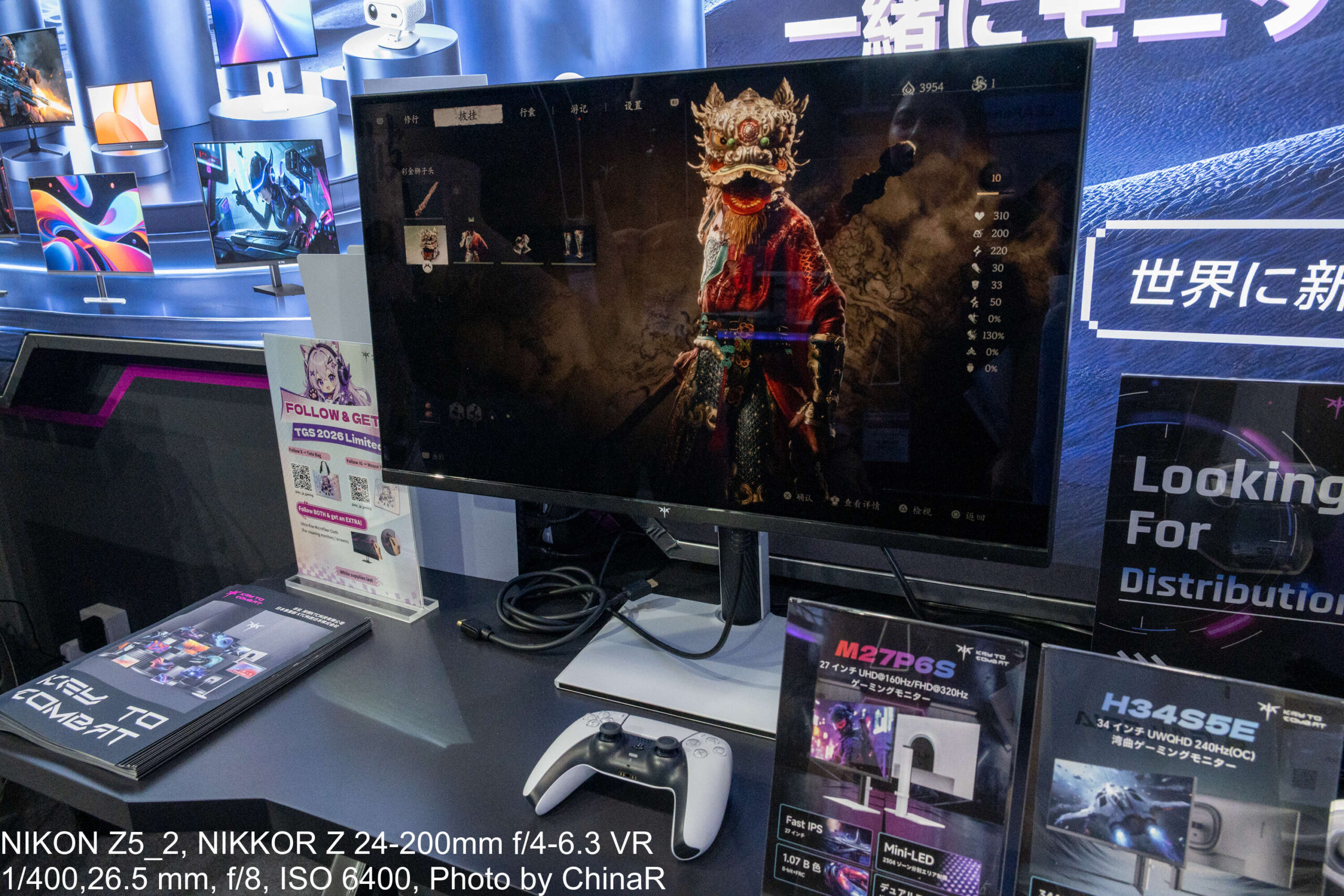 KTCの27型でアクションRPGを表示した展示卓。手前にM27P6Sの仕様カード