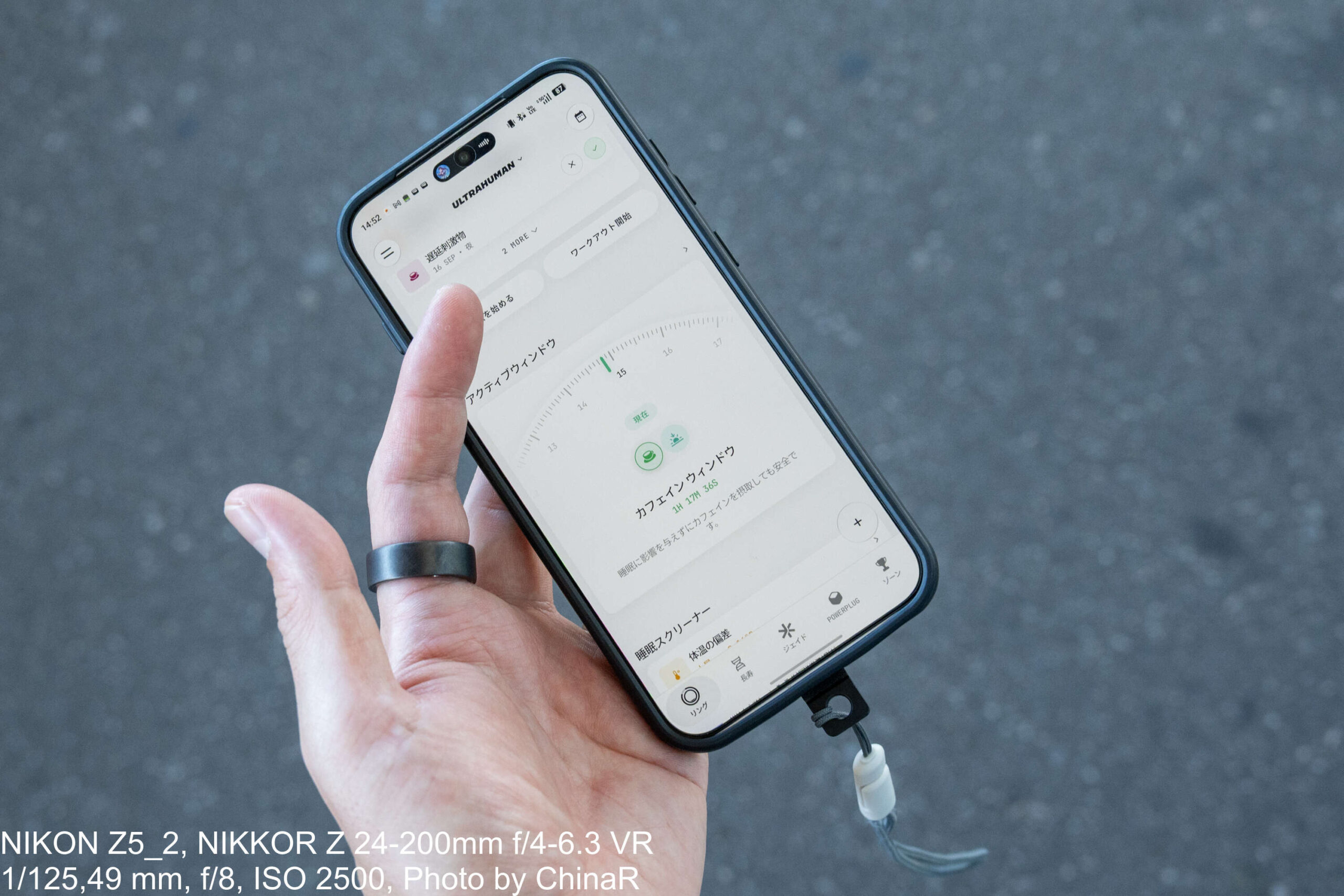 Ultrahuman Ring AIRを装着した手でスマートフォンのUltrahumanアプリを表示している様子