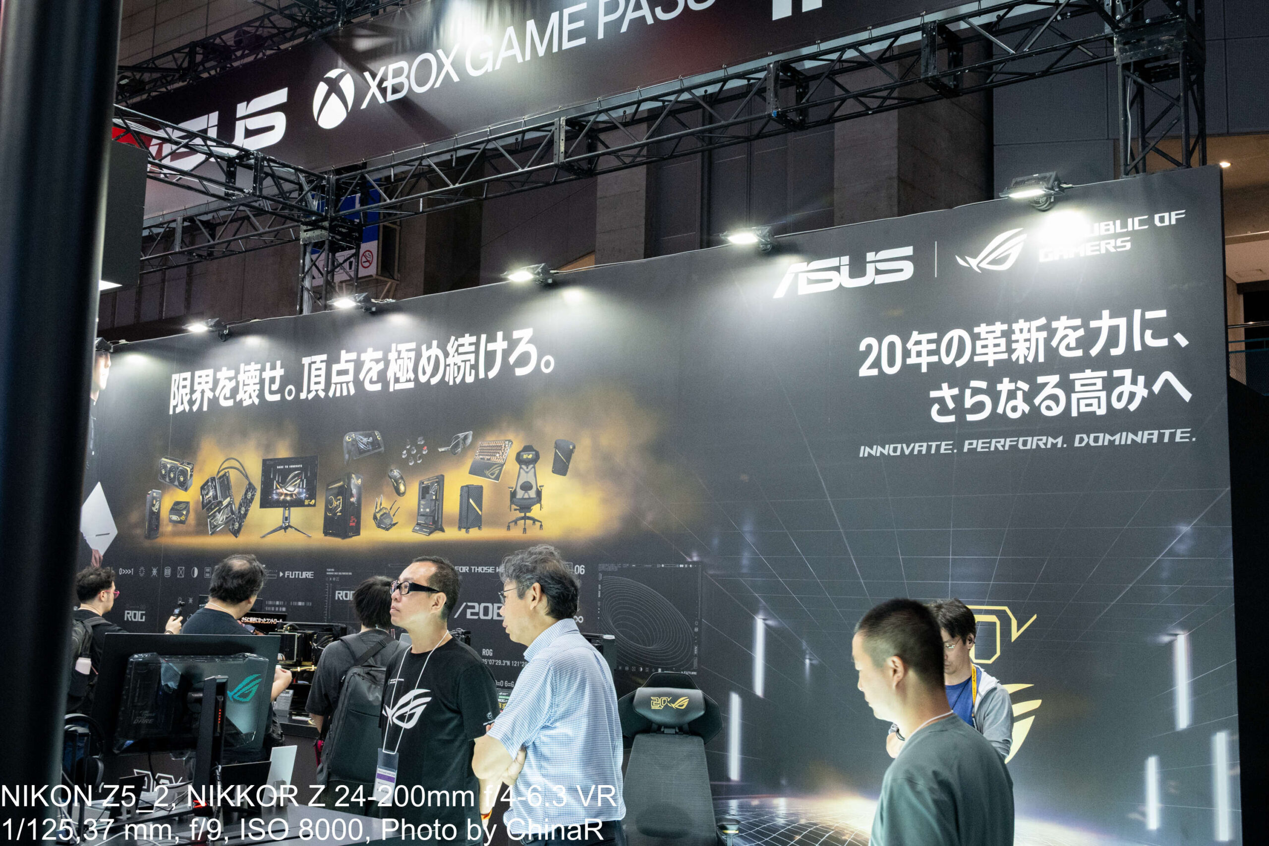 ROG Edition 20バナーの全景。GPU、ケース、モニター、チェア、バックパックなど記念モデルが並ぶ
