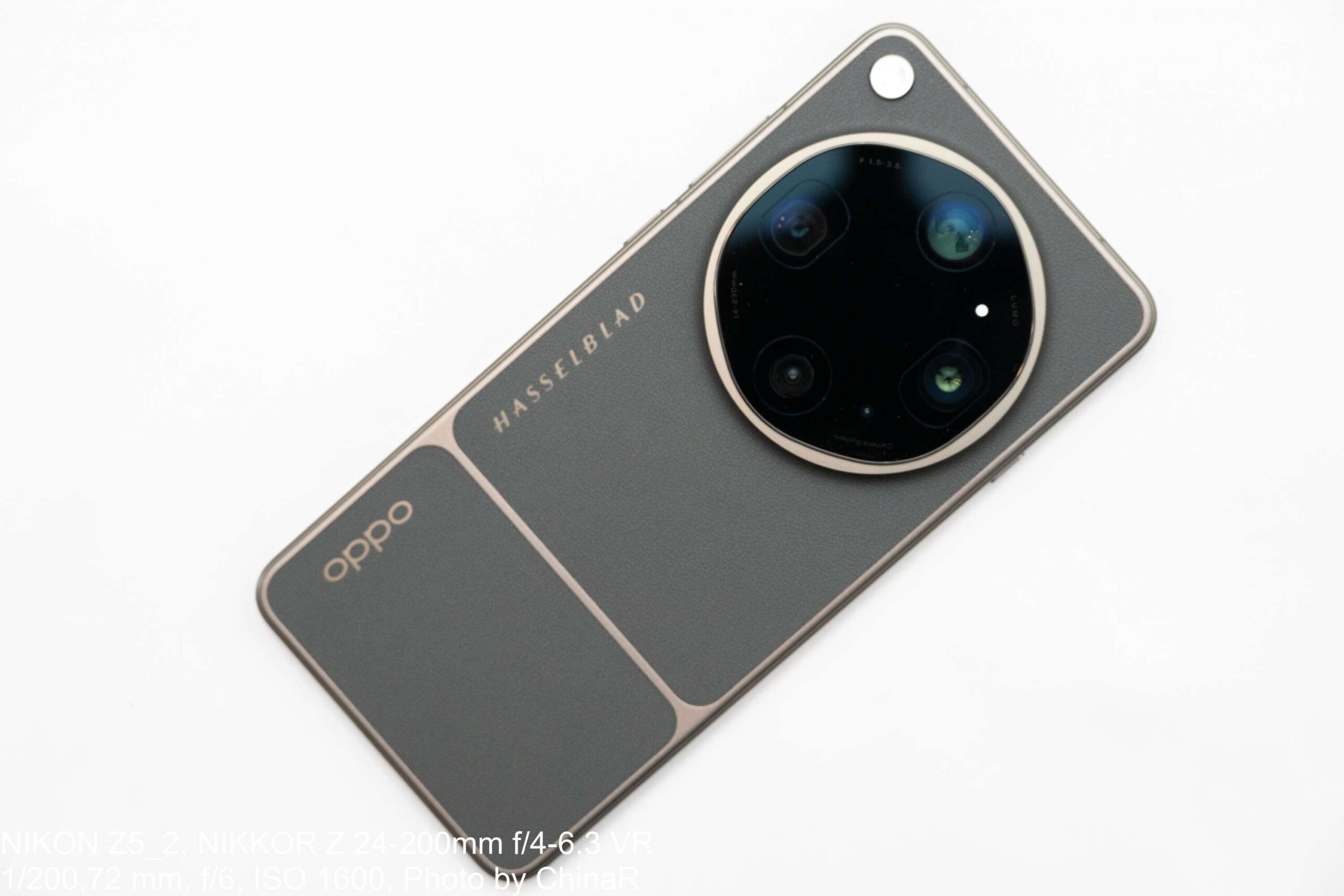 OPPO Find X9 Ultraの背面を斜めから見たところ