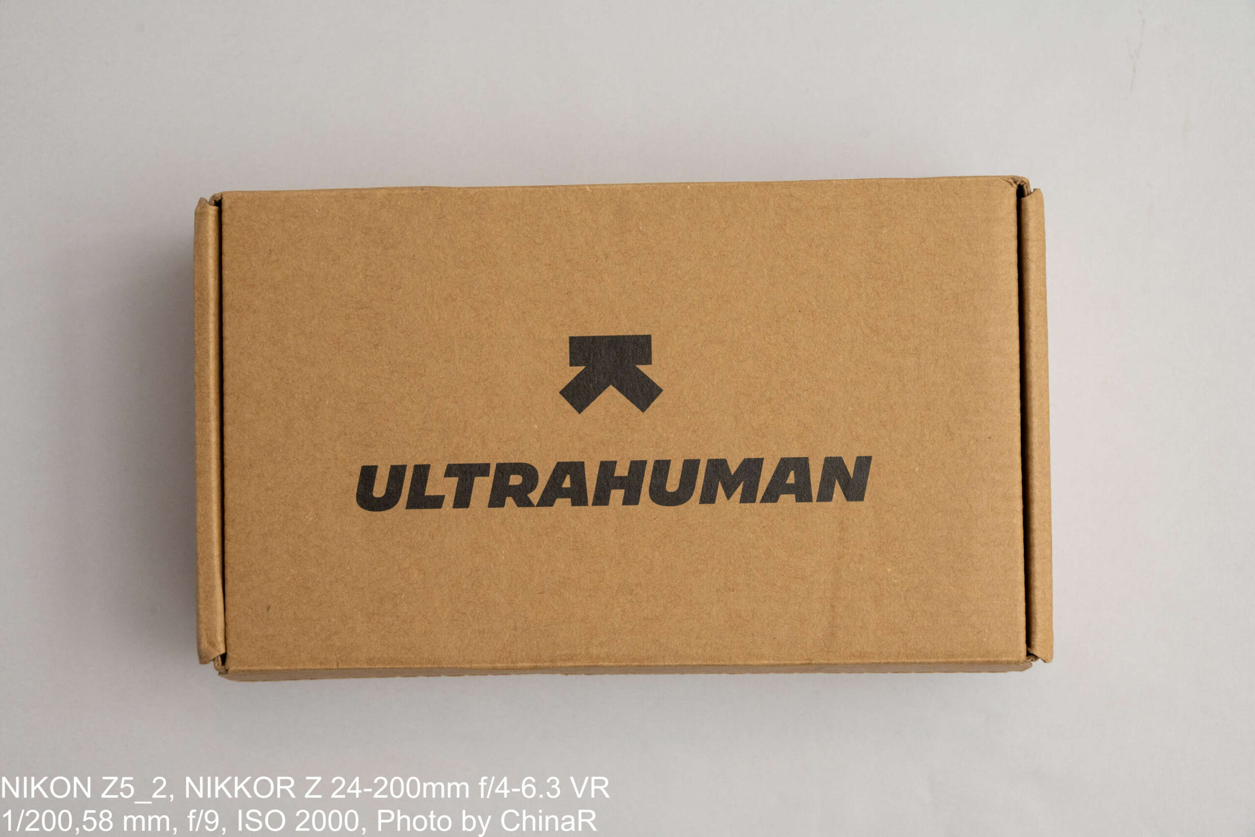 Ultrahuman Ring AIRの配送箱(ULTRAHUMANロゴ入りのクラフト箱)