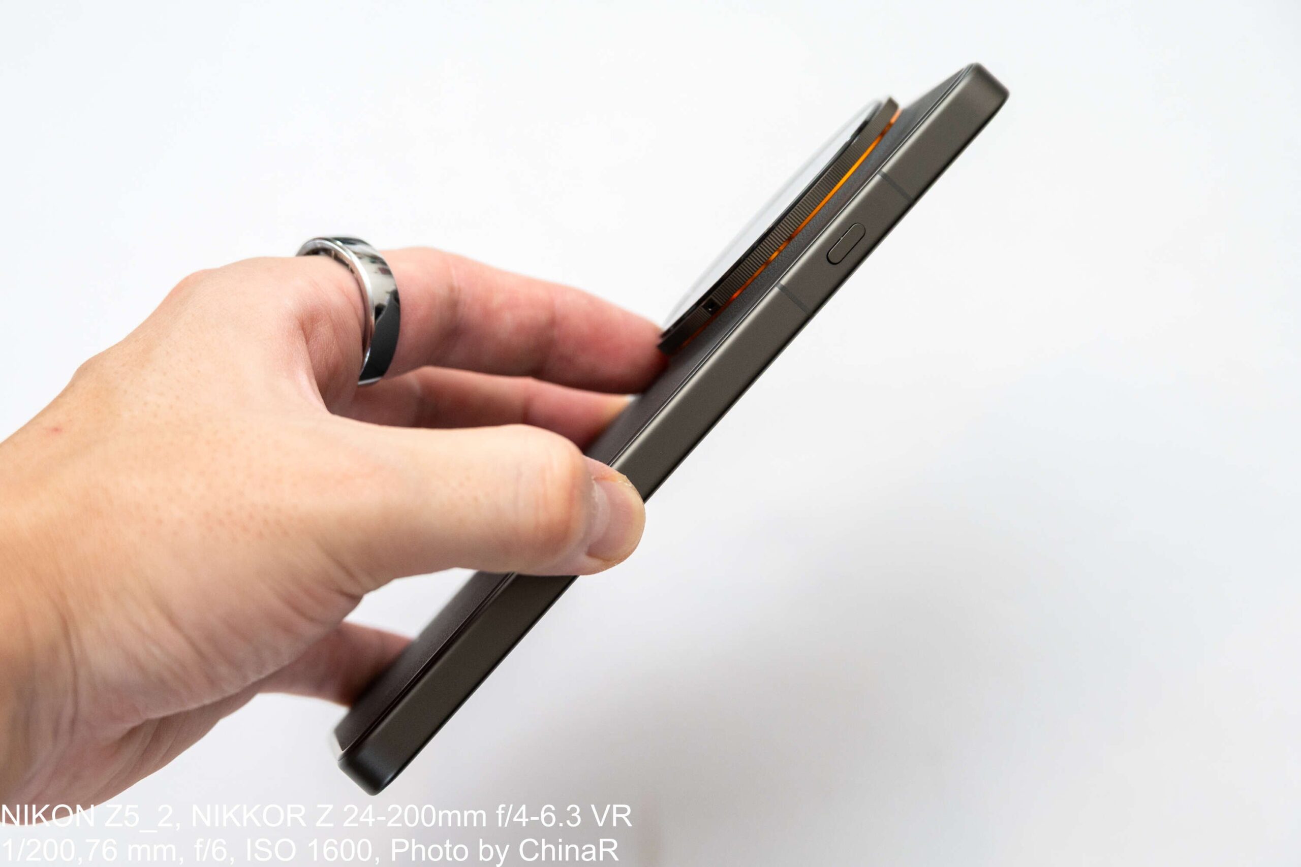 OPPO Find X9 Ultraの側面。フレームとカメラ部の厚み