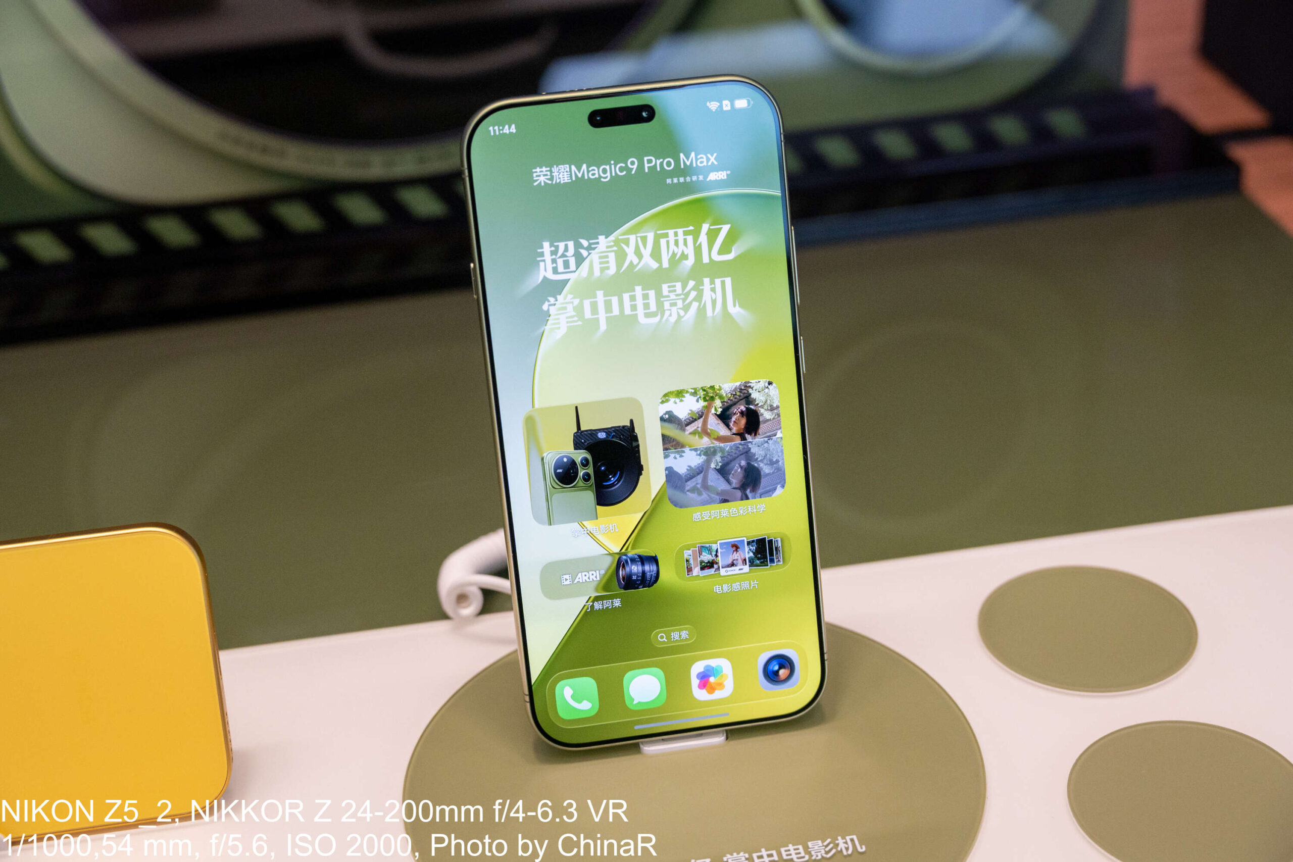 HONOR Magic9 Pro Maxの展示機と「超高精細デュアル2億画素、手のひらの映画カメラ」の画面