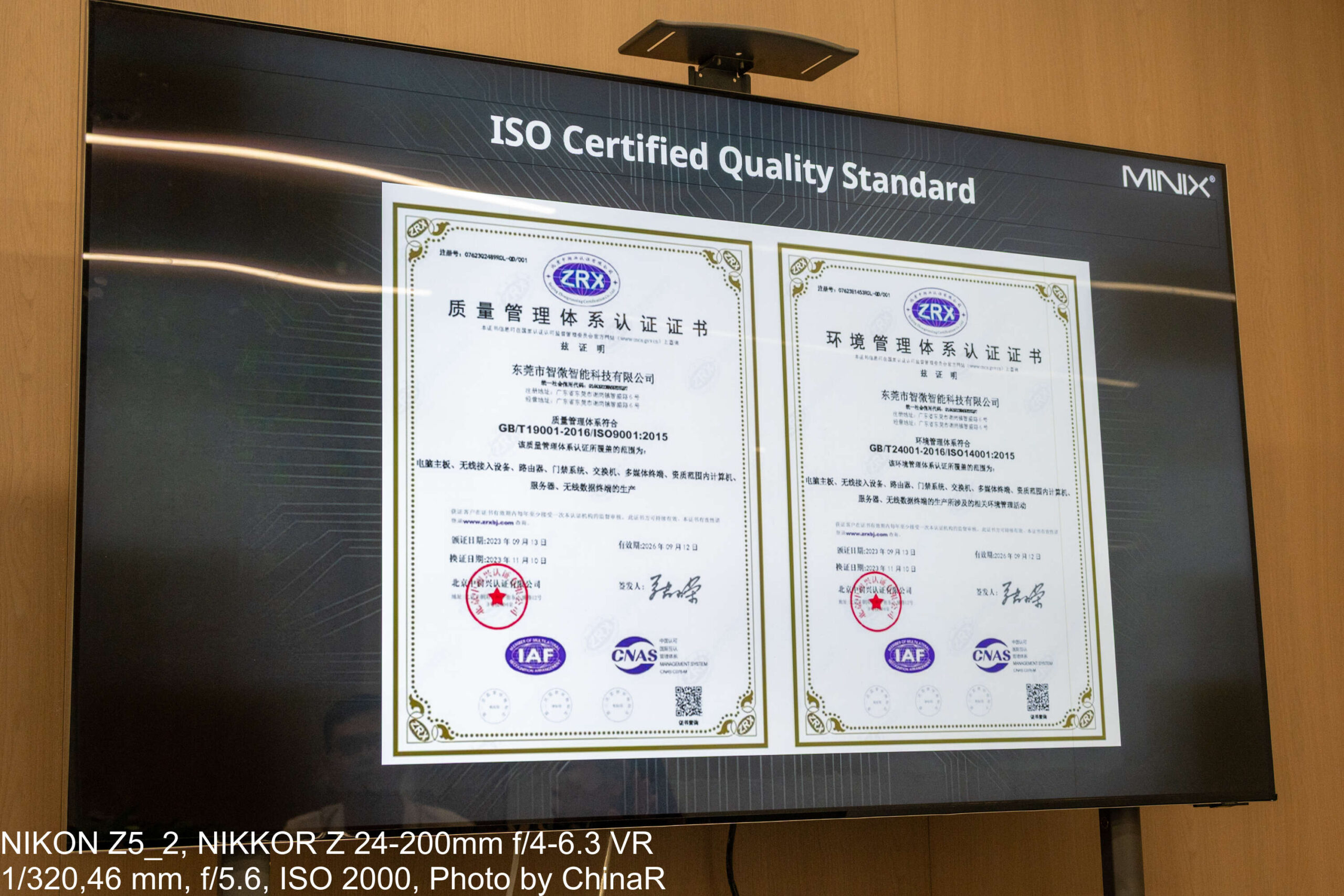 MINIXが示したISO 9001とISO 14001の認証証書のスライド