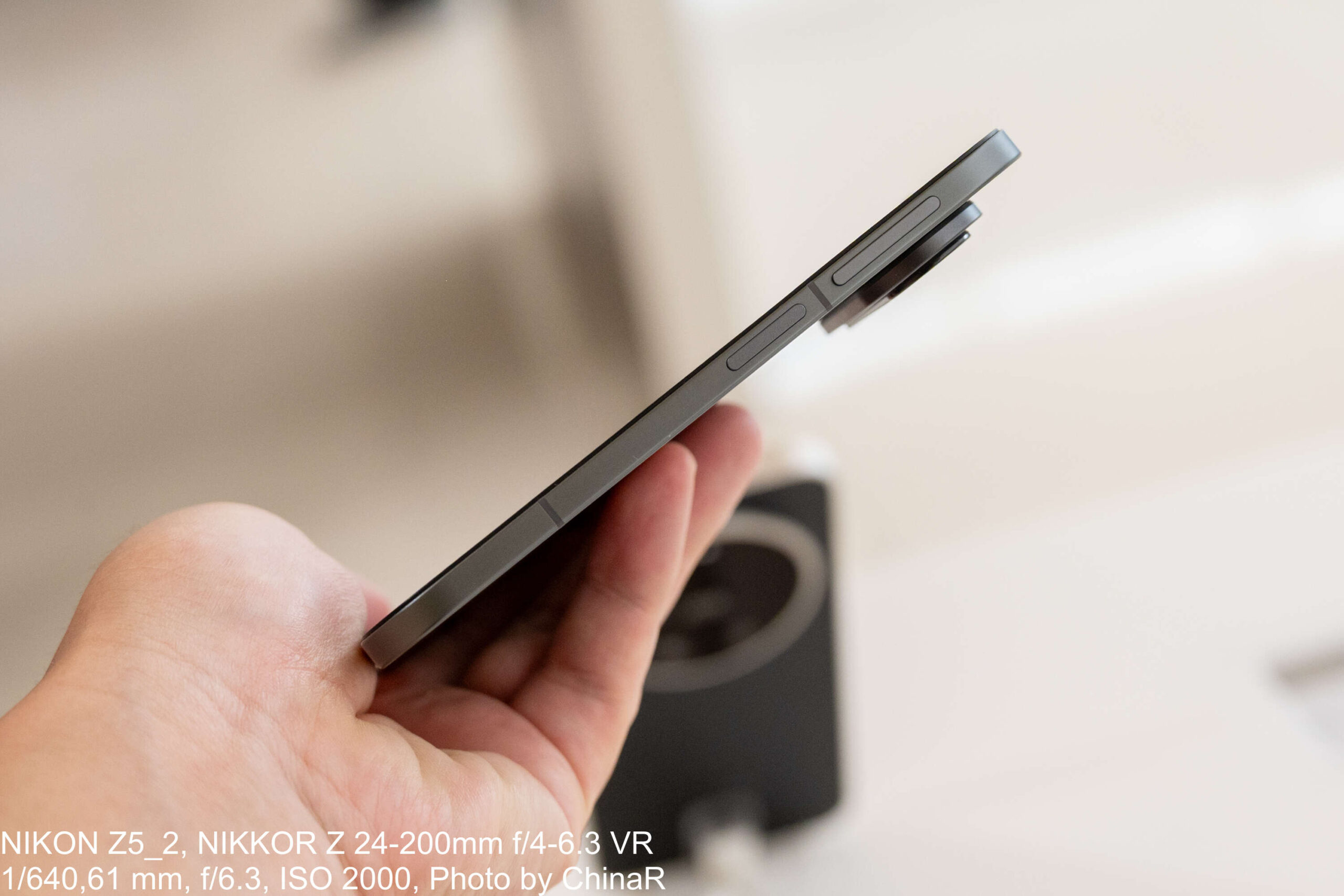 閉じた状態のXiaomi 18 Foldの側面と音量・電源キー
