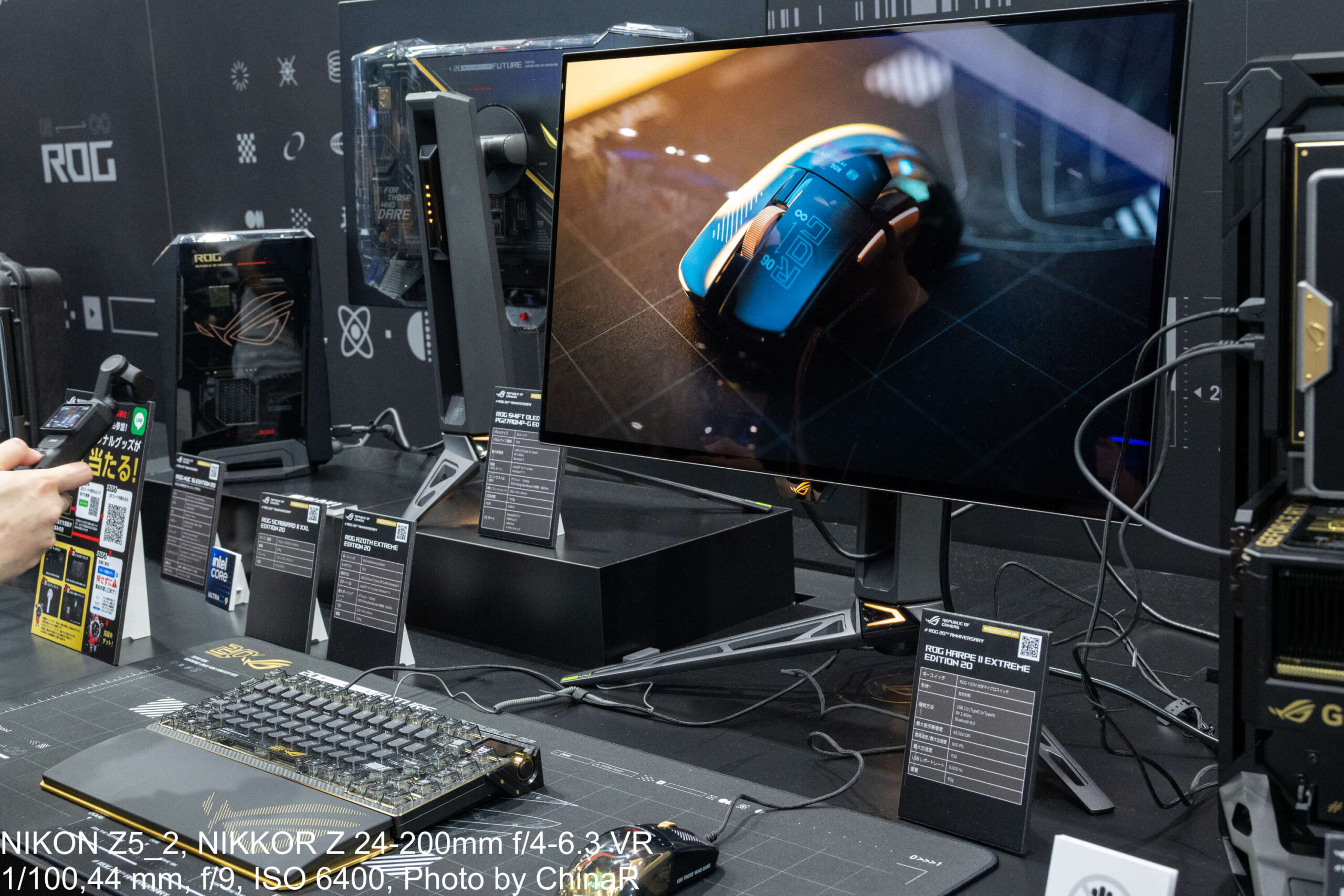 ROG Edition 20の周辺機器展示卓。ROG AZOTH X EDITION 20のカスタムキーボードと金色のマウス、XXLマウスパッド