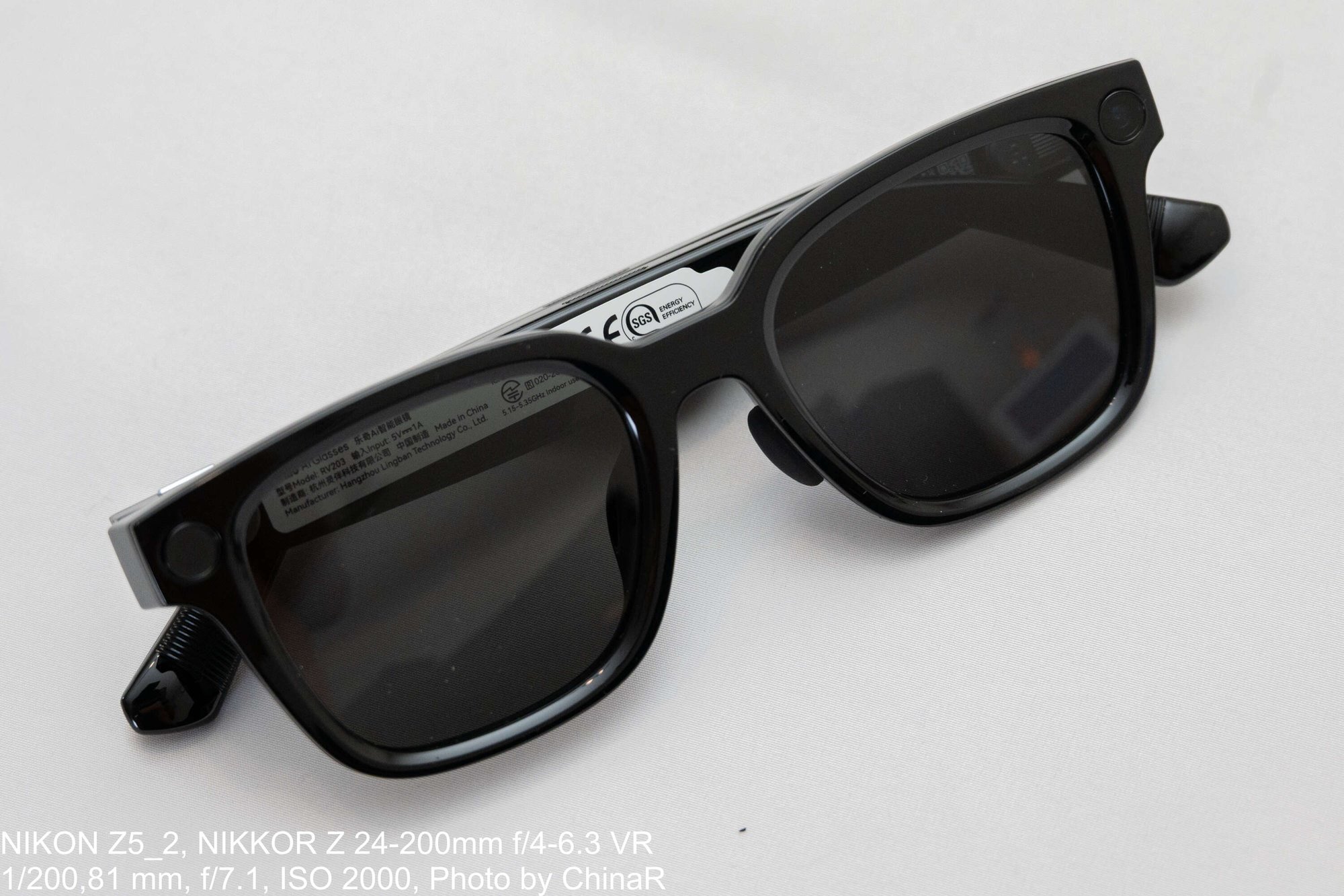 レンズに型番と製造者のラベルが貼られたRokid Ai Glasses Style