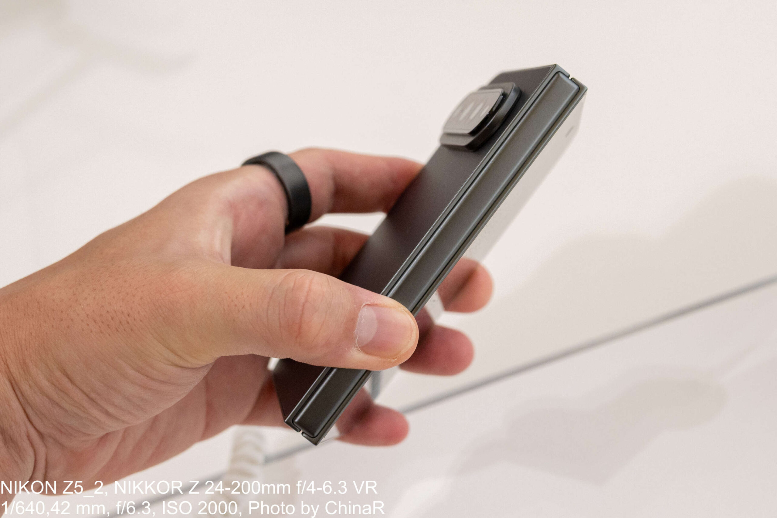 閉じた状態のXiaomi 18 Foldを端から見たところ