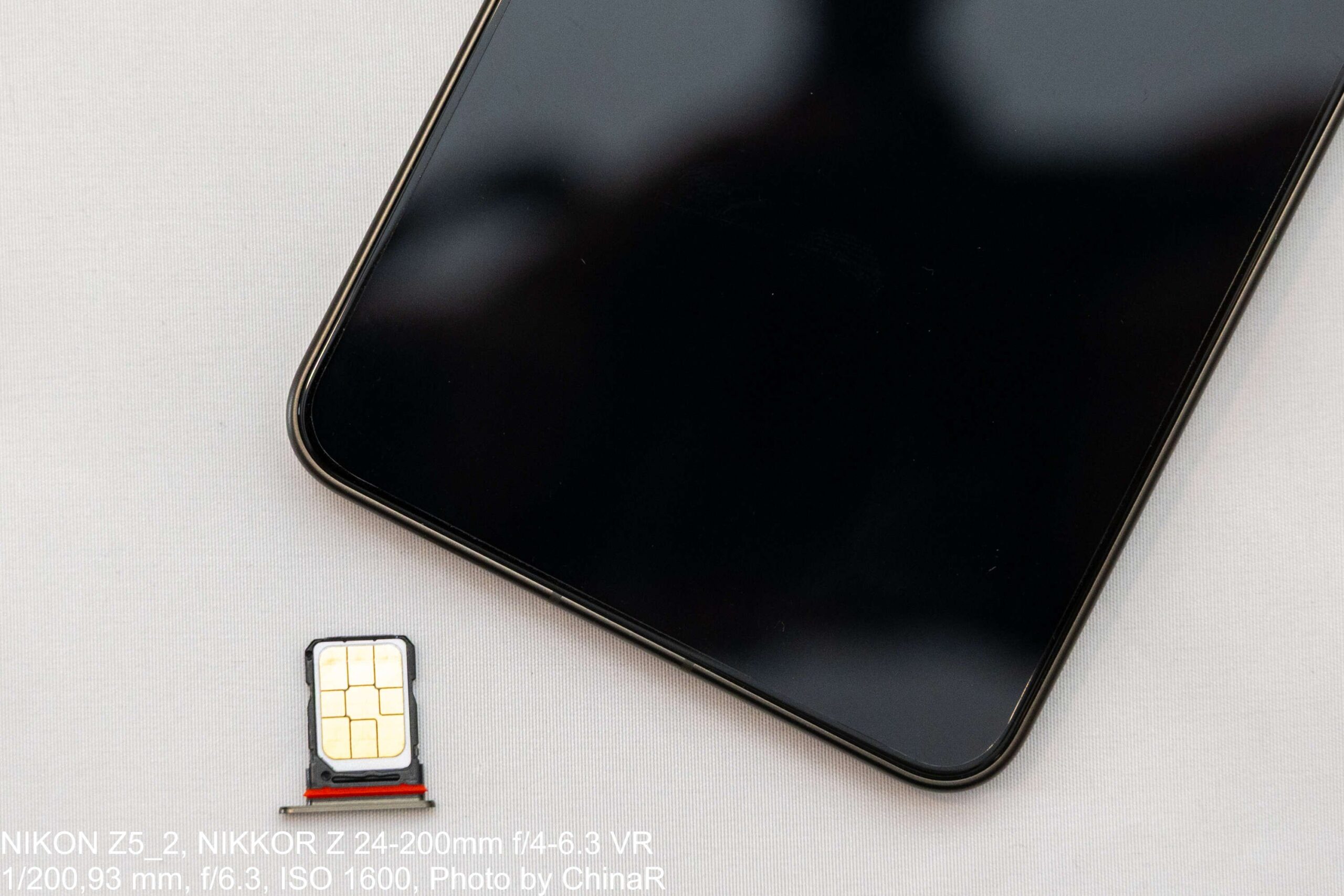 OPPO Find X9 UltraのnanoSIMトレイ
