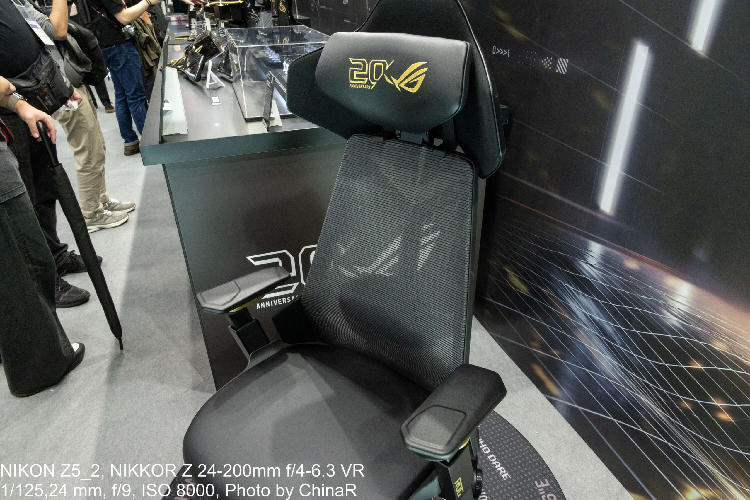 ROG Destrier Edition 20のゲーミングチェア。ヘッドレストに金の20周年ロゴ、背もたれはメッシュ