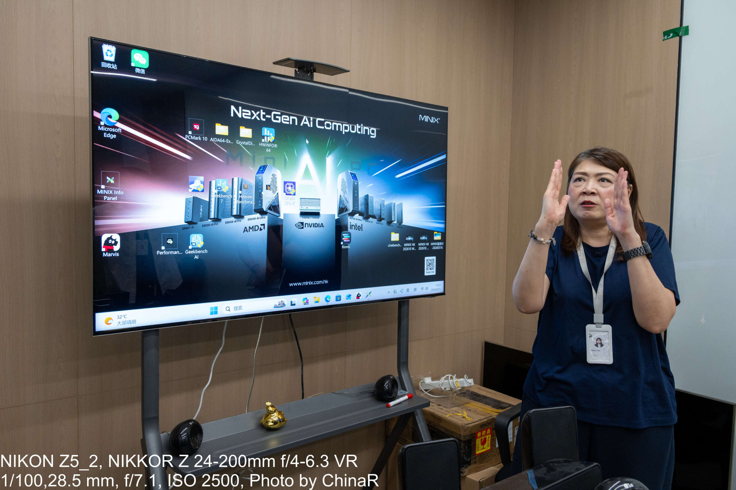AMD・NVIDIA・Intelの製品ラインナップを映した画面を背に説明するMINIXのTracy Lau氏