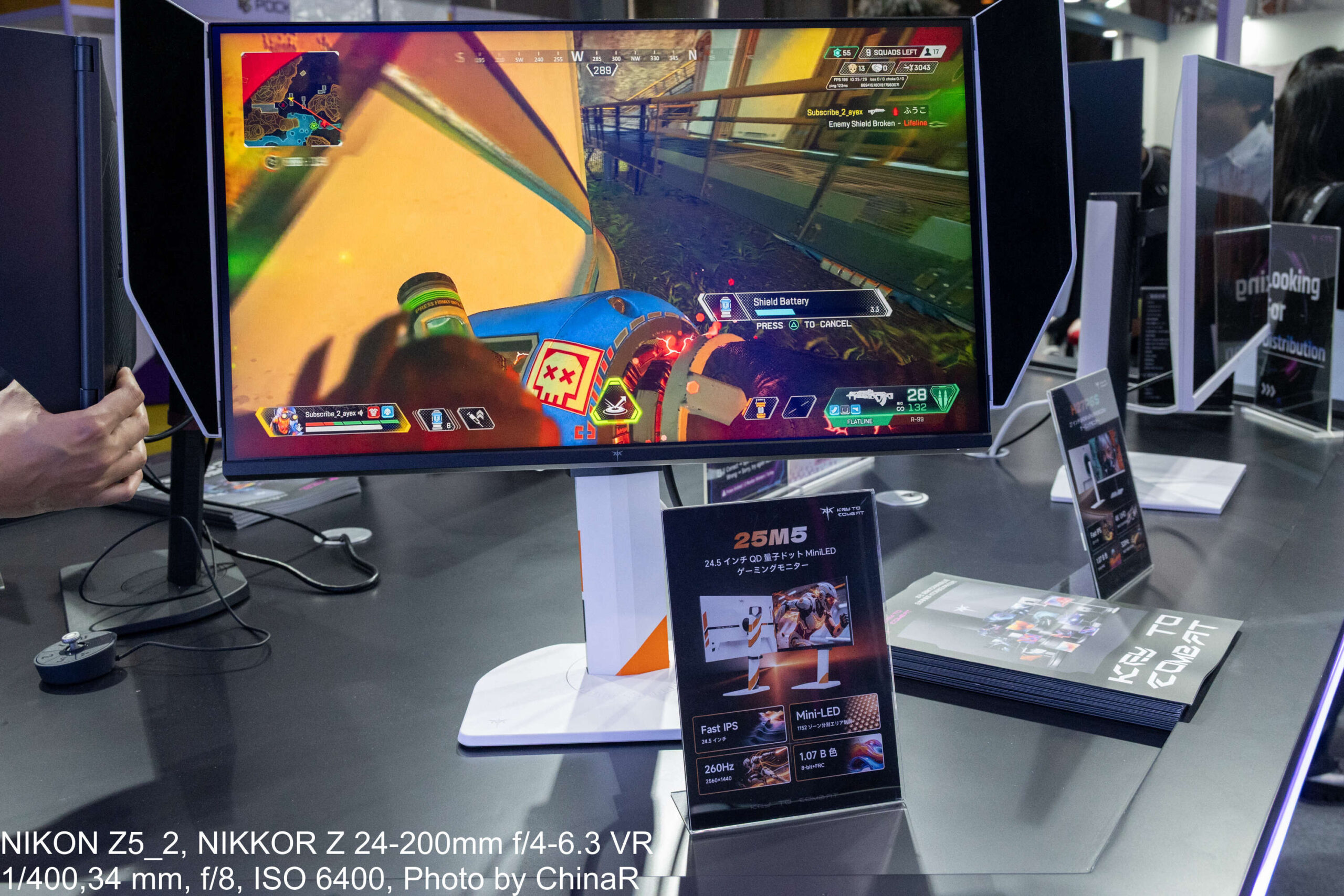 KTC 25M5の実機。24.5型で白とオレンジのスタンド、両サイドに遮光フード、画面はApex Legends