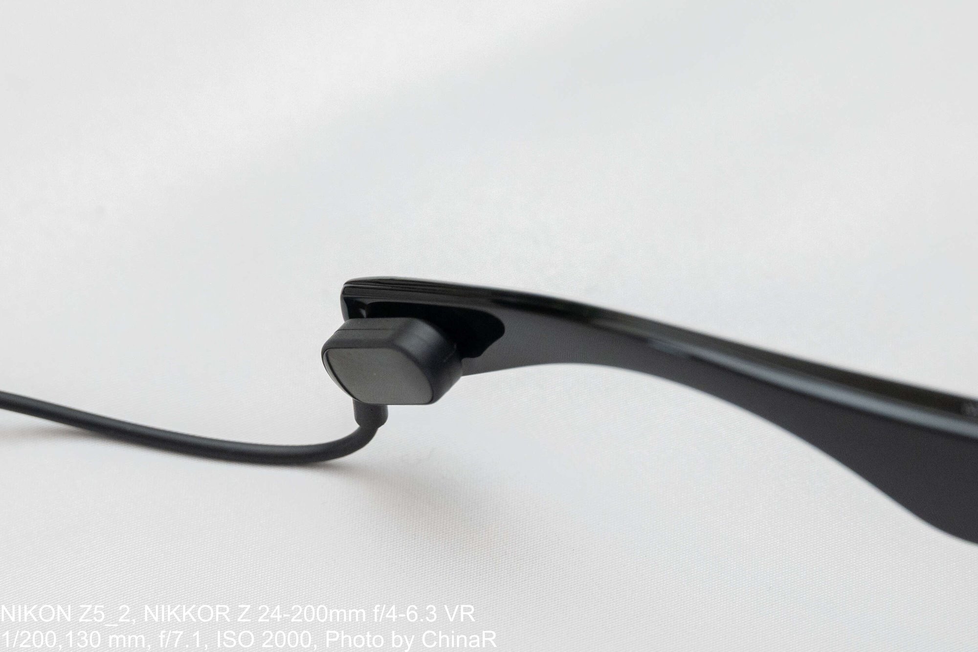 テンプル先端のマグネット充電端子にケーブルを接続した様子