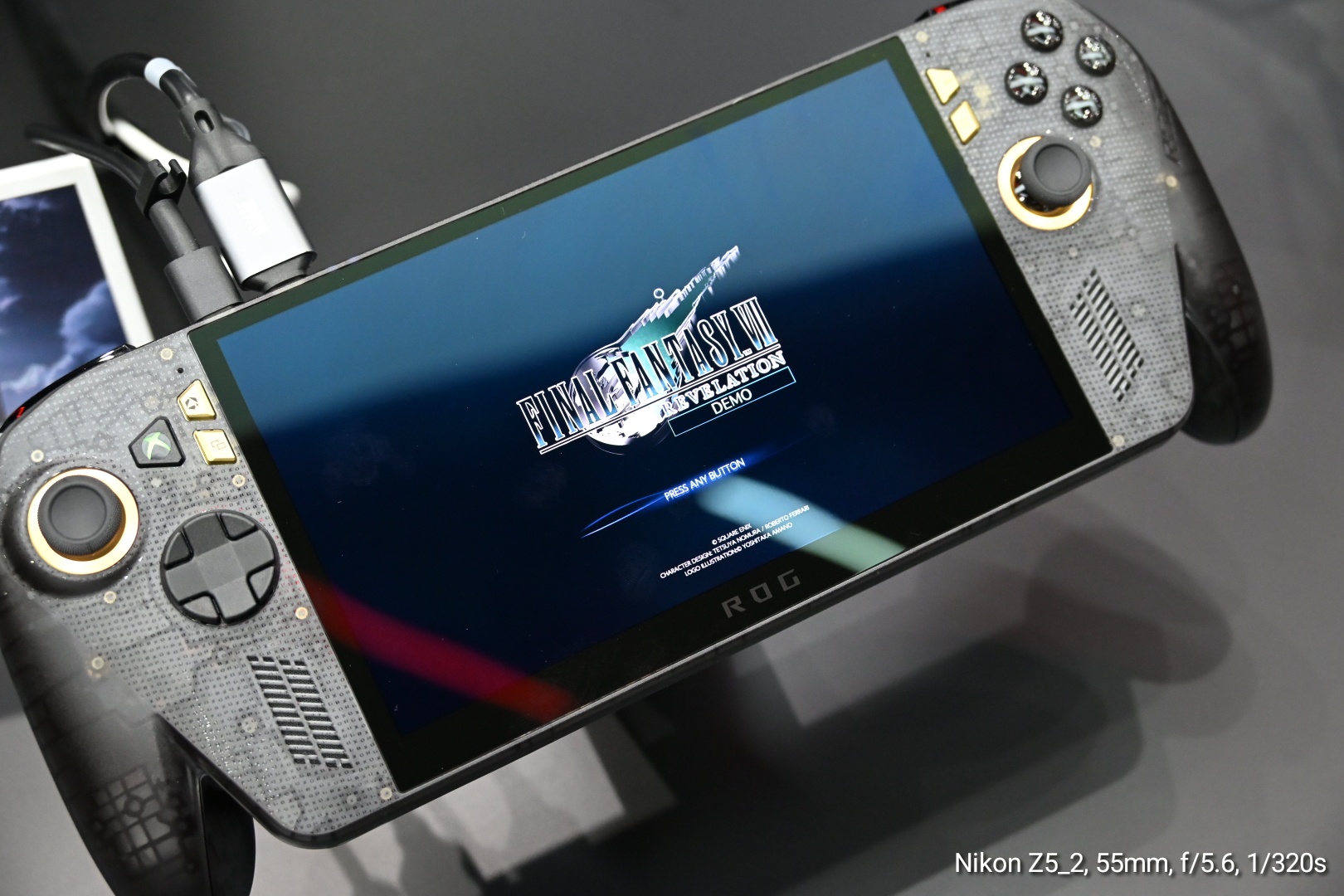 ROG XBOX ALLY X20の画面の寄り。FINAL FANTASY VII REVELATION DEMOのタイトル画面とドット柄グリップ