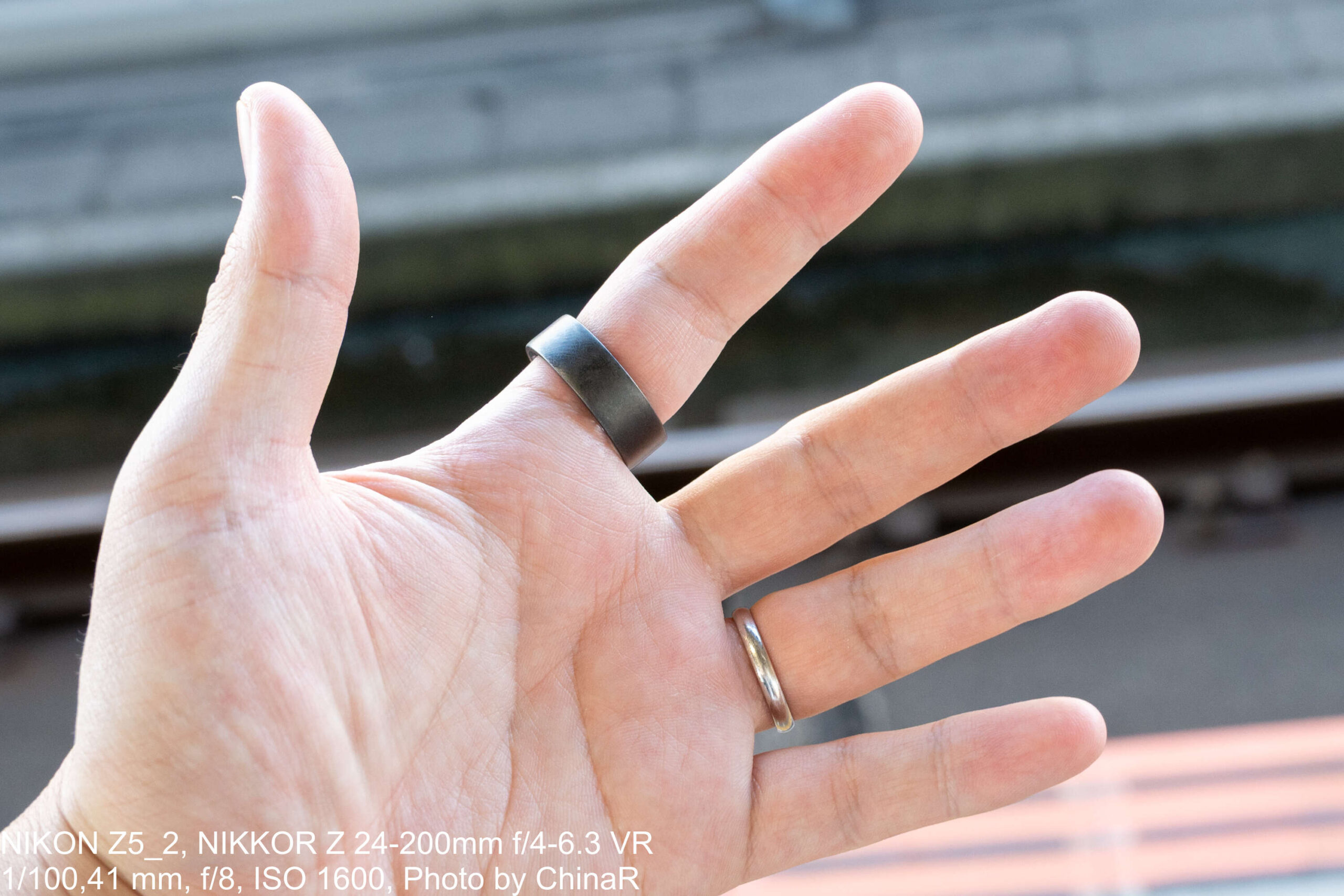 人差し指にUltrahuman Ring AIRを装着した手