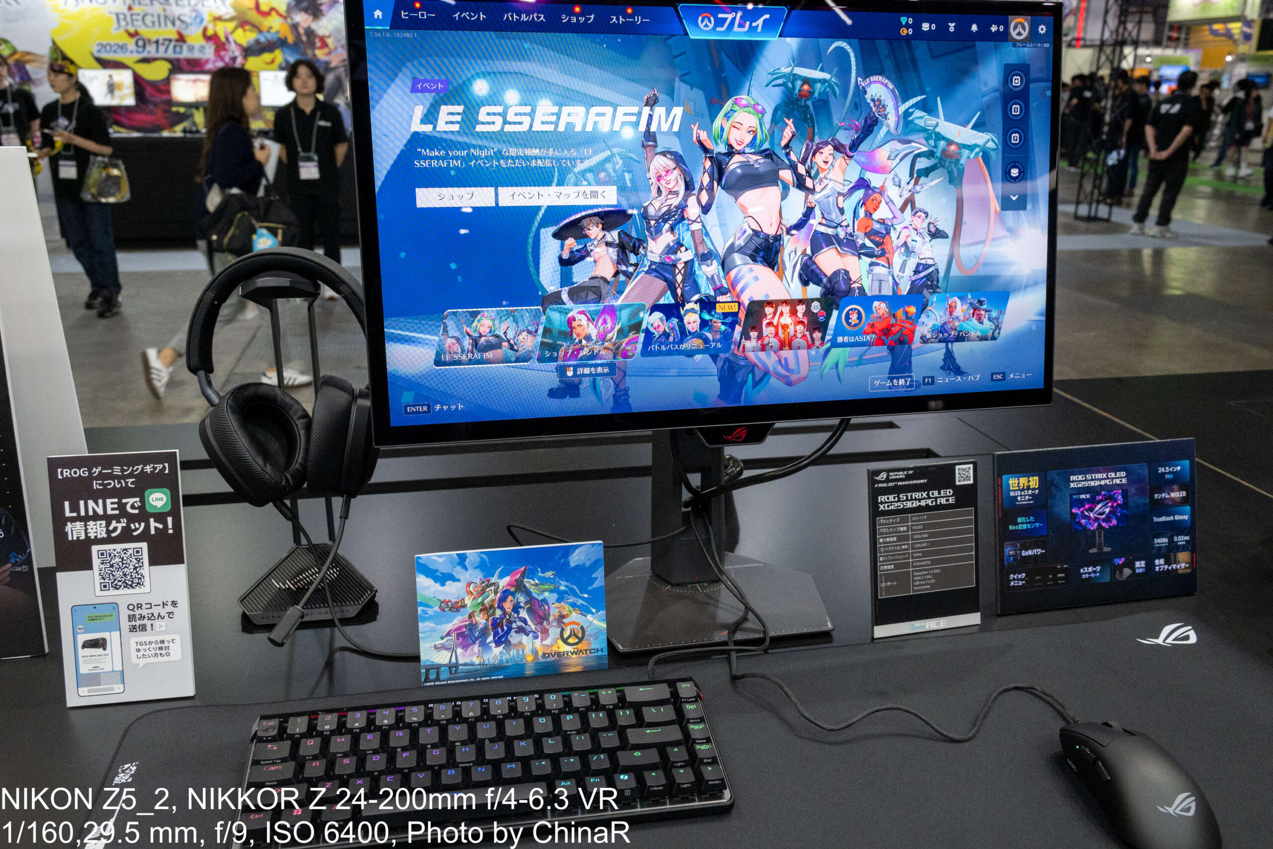 ROG Strix OLED XG259QWPG Aceの試遊台。オーバーウォッチ2のプレイ画面と540Hz対応を記した仕様カード