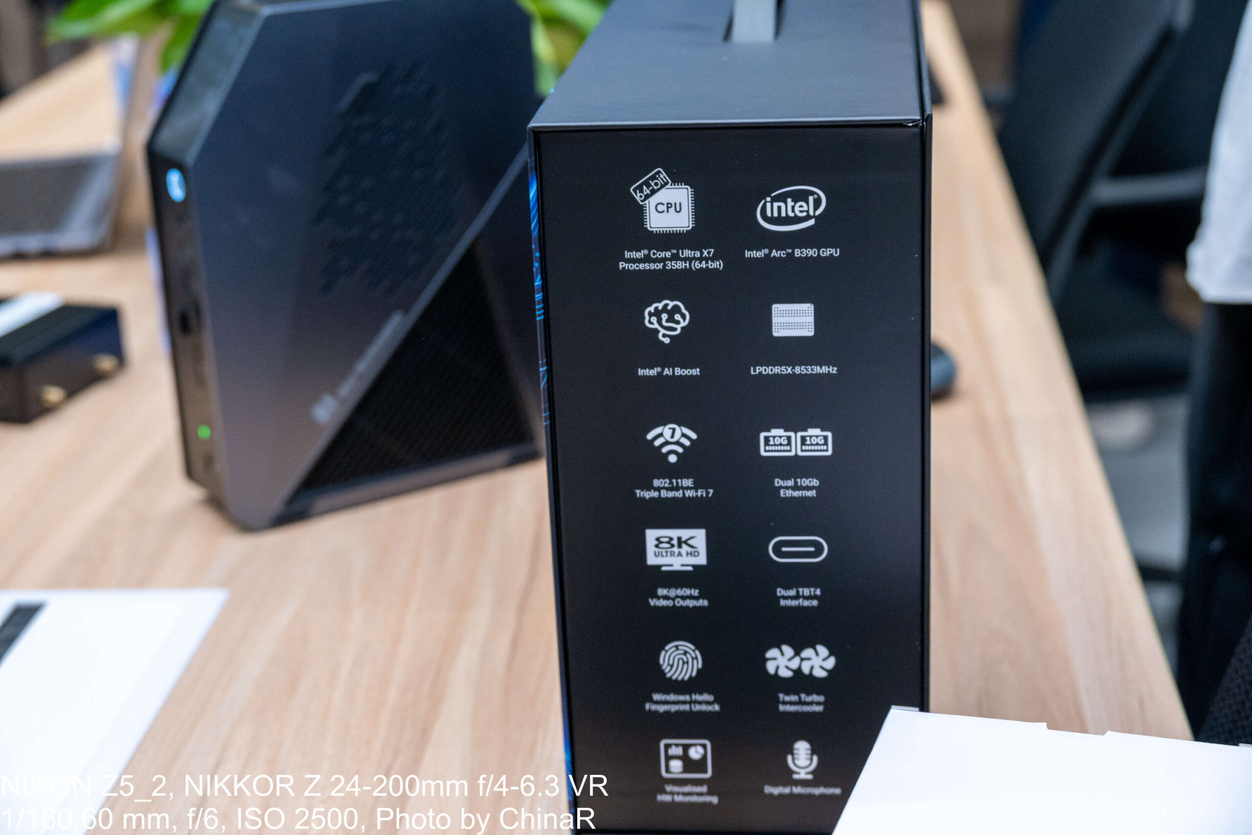 MINIX EU738-AI ULTRAの化粧箱側面に並ぶ仕様アイコン