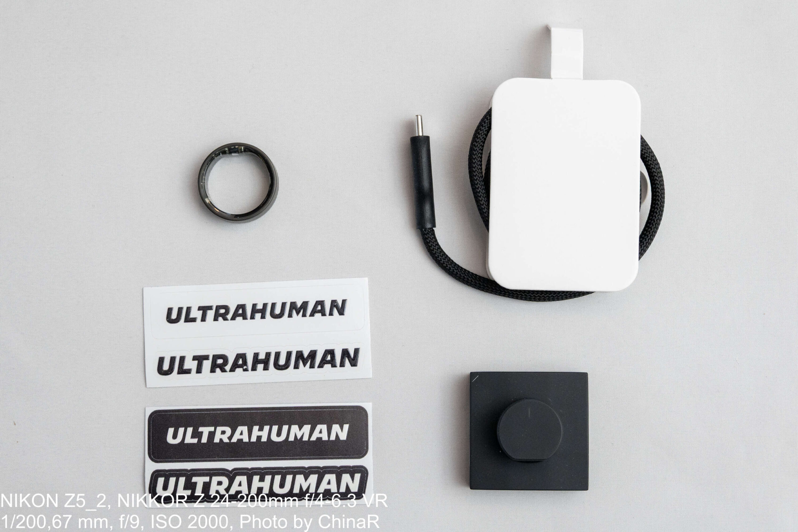 Ultrahuman Ring AIRの同梱品(本体・充電ドック・USB Type-Cケーブル・ステッカー)