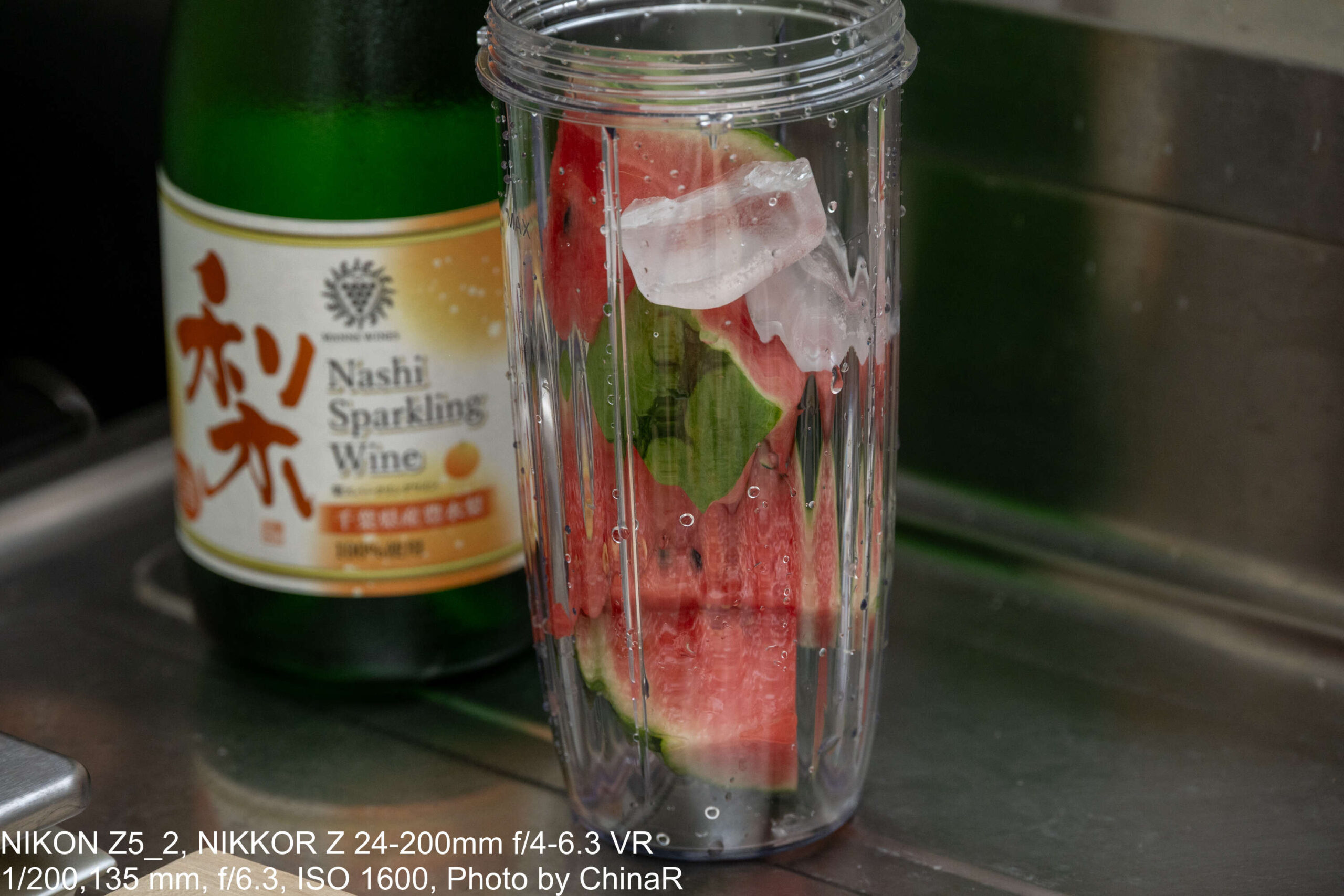 カップにスイカと氷を投入