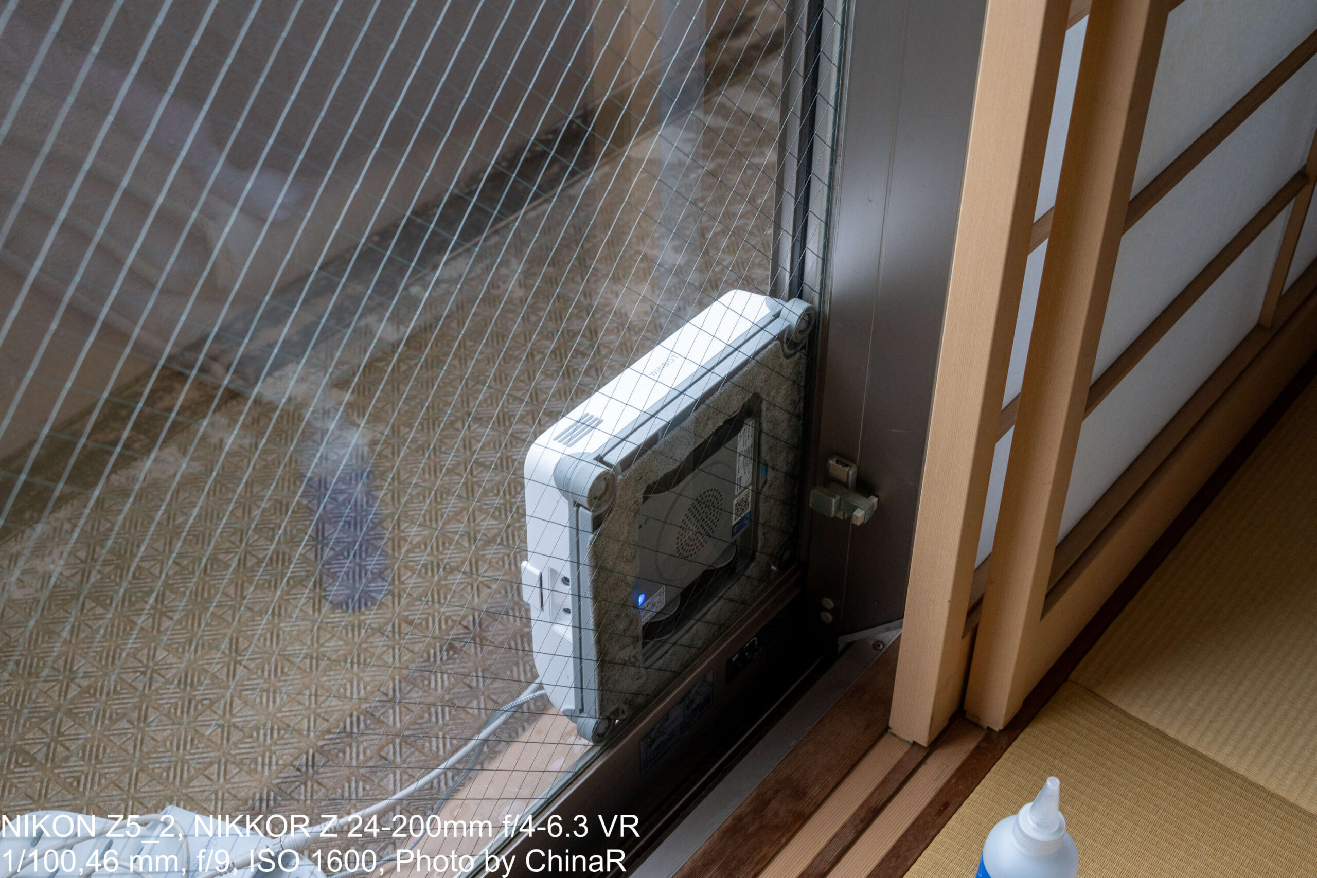 和室の掃き出し窓の外側を清掃するECOVACS WINBOT mini 2