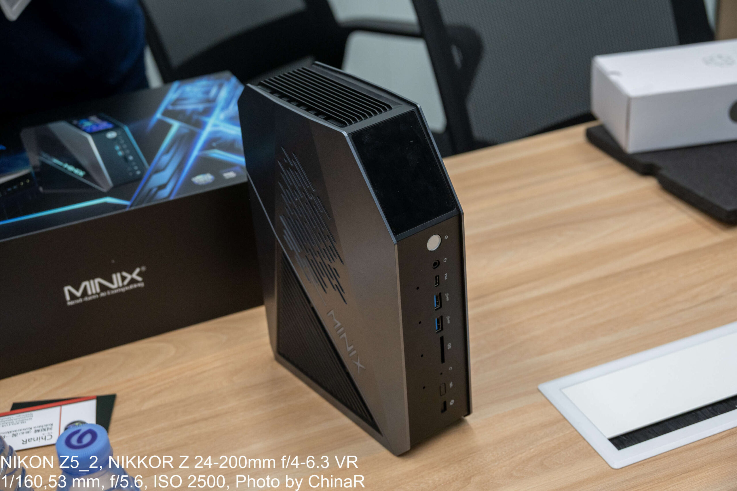 縦置きのMINIX EU738-AI ULTRA。斜めの面にモニタリングパネルを備える
