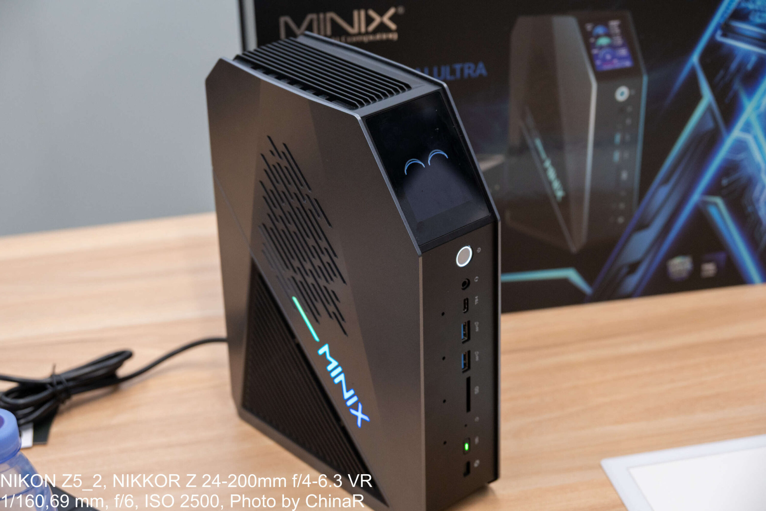 起動時にパネルへアニメーションを表示し、側面のMINIXロゴが青く光るEU738-AI ULTRA