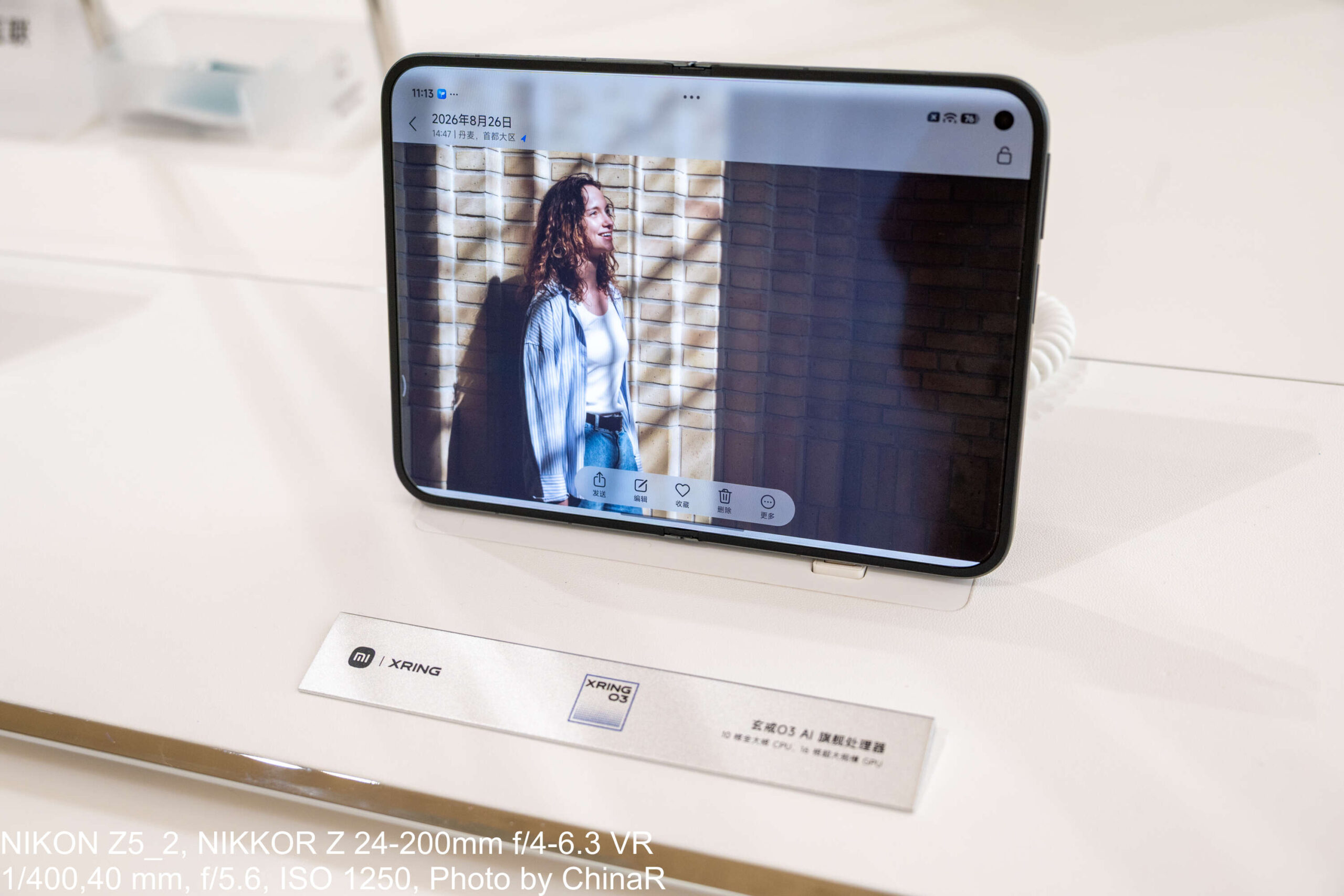 Xiaomi 18 Foldの内側ディスプレイで人物写真を全画面表示