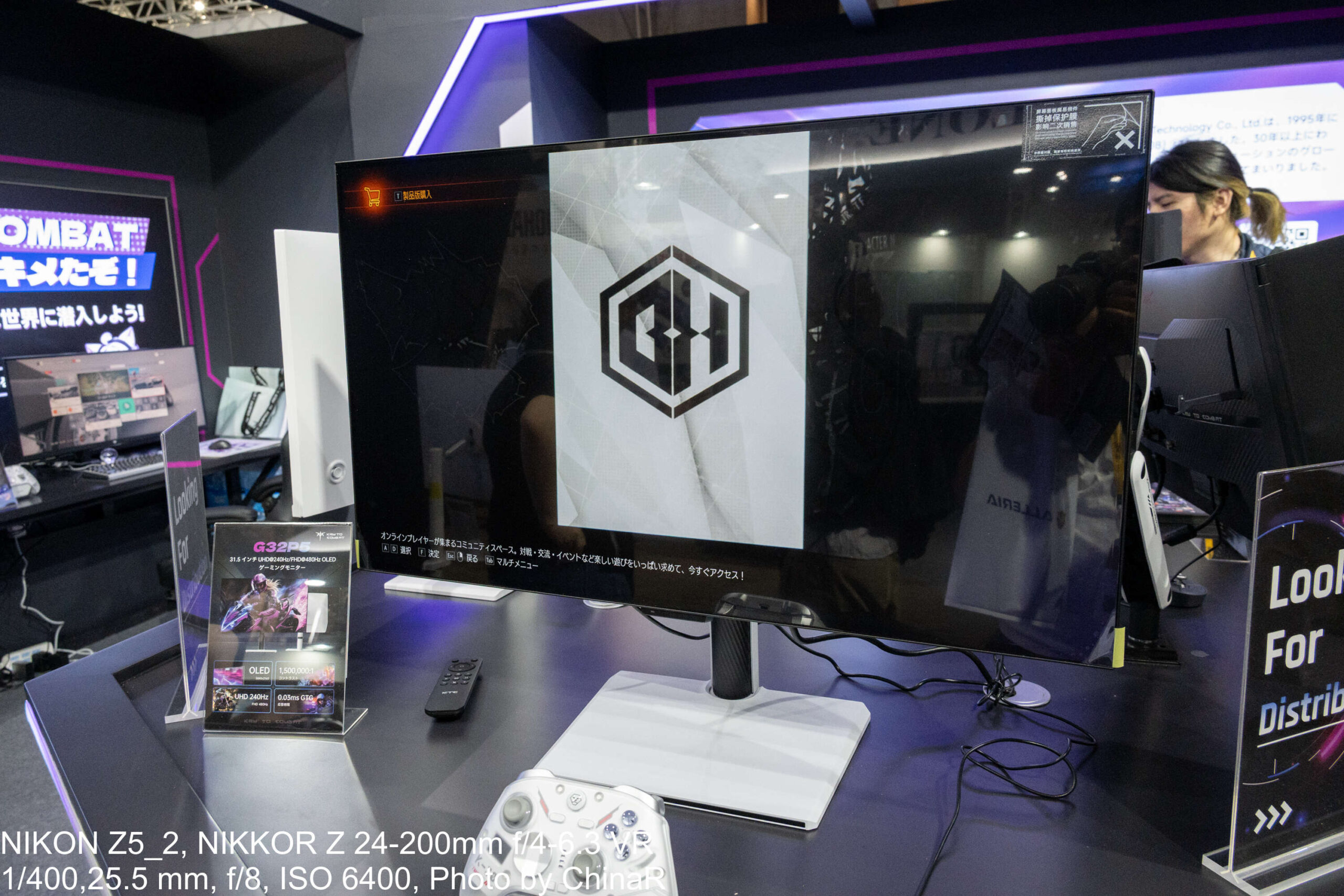 KTC G32P5の実機。31.5型OLEDに白スタンド、手前に白いゲームパッド