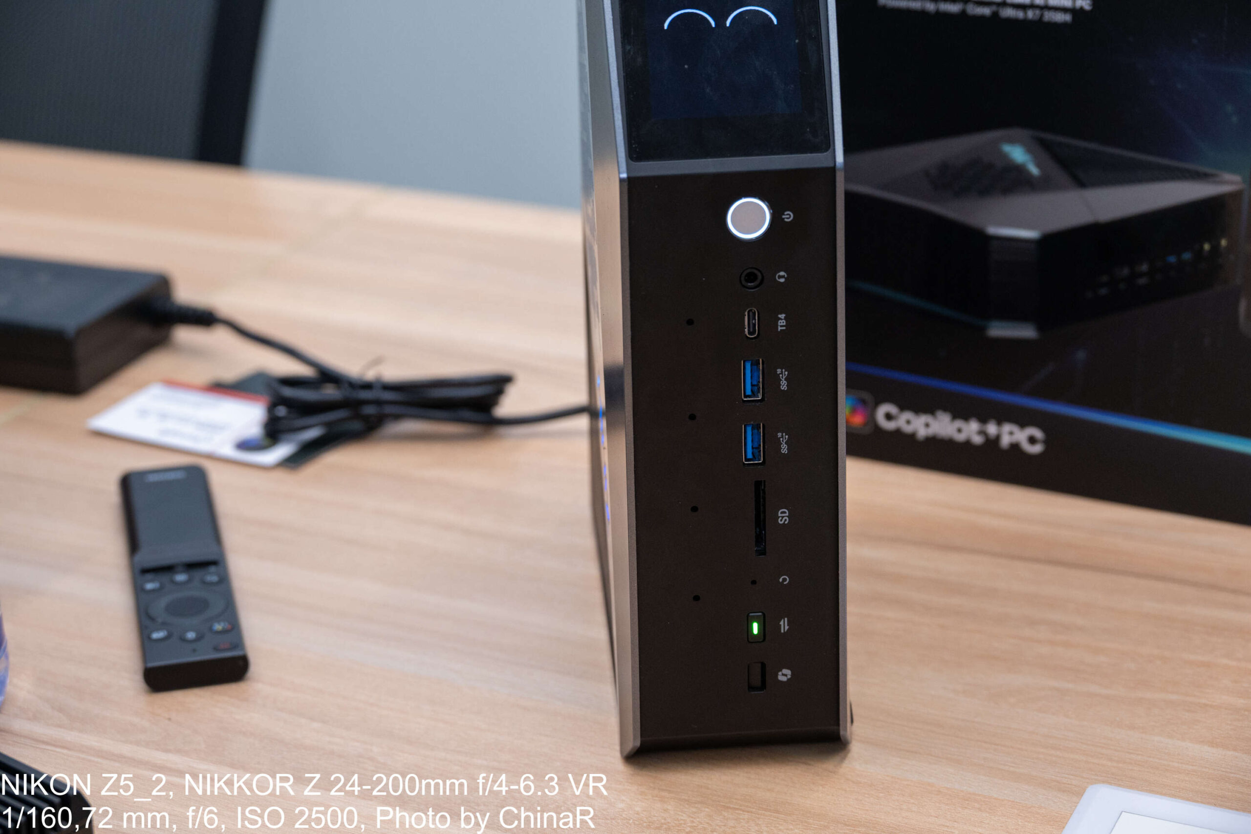 MINIX EU738-AI ULTRAの前面。Thunderbolt 4、USB-A、SDカードスロット、動作モード切替ボタン