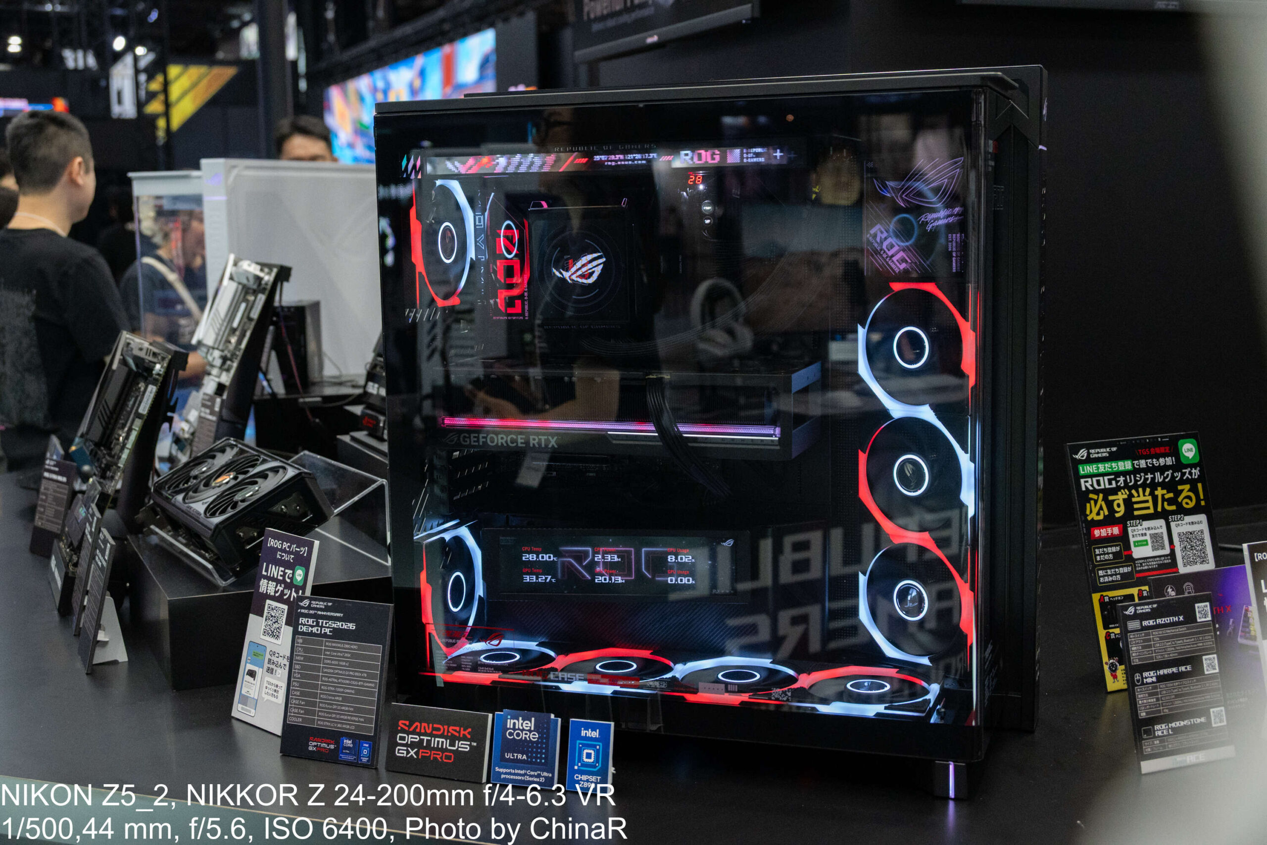 ROG TGS2026 DEMO PCの実機。ガラスサイドのフルタワーにARGBファン7基と内部の温度表示LCD