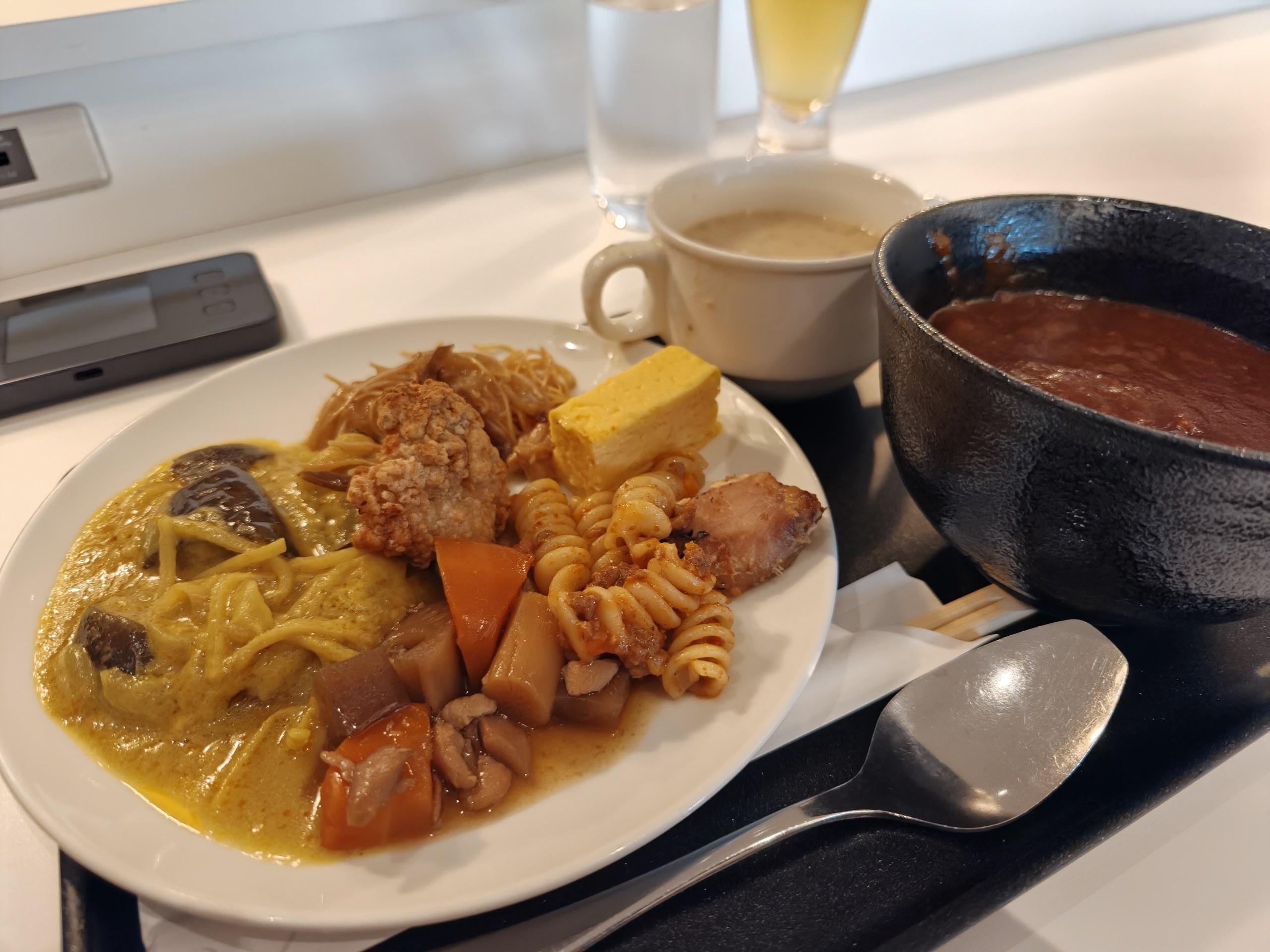 成田空港JALサクララウンジのビュッフェの料理