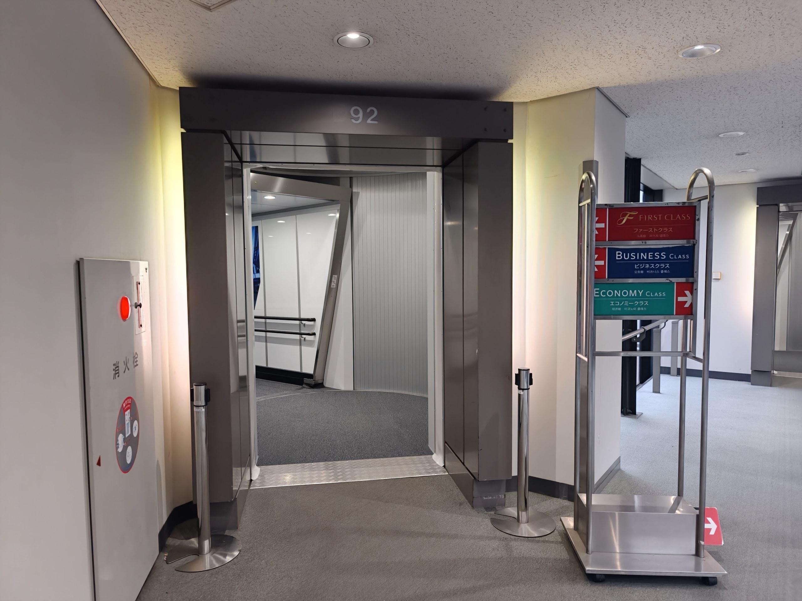 成田空港サテライトの92番搭乗口