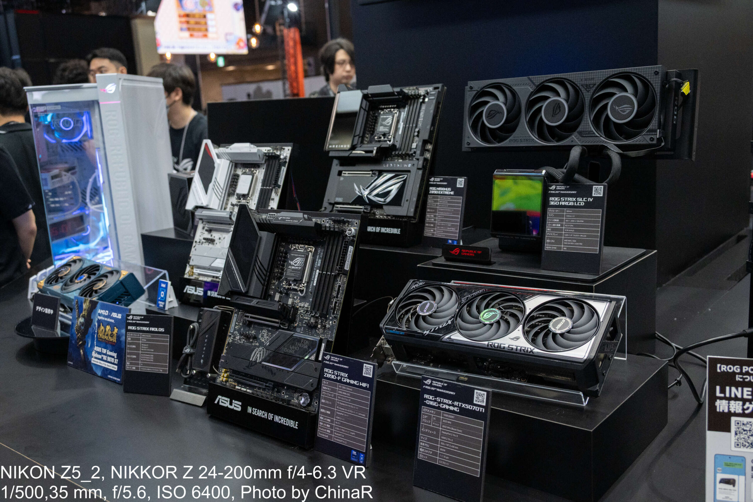 ASUS ROGのDIYパーツ展示台。ROG STRIX Z890-F GAMING WIFIやROG STRIX LC IV 360 ARGB LCDなどのカードが並ぶ