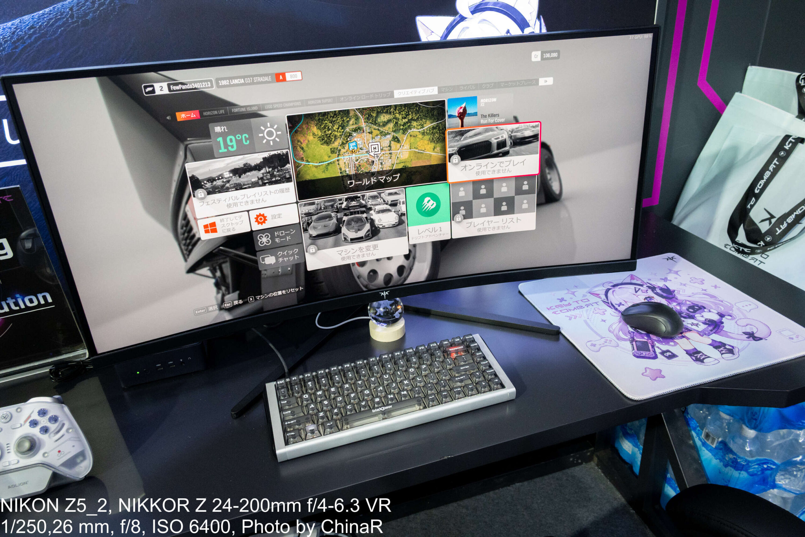 KTC H34S5Eの34型湾曲画面でForza Horizonのホーム画面を表示。白いメカニカルキーボードとマウスパッド