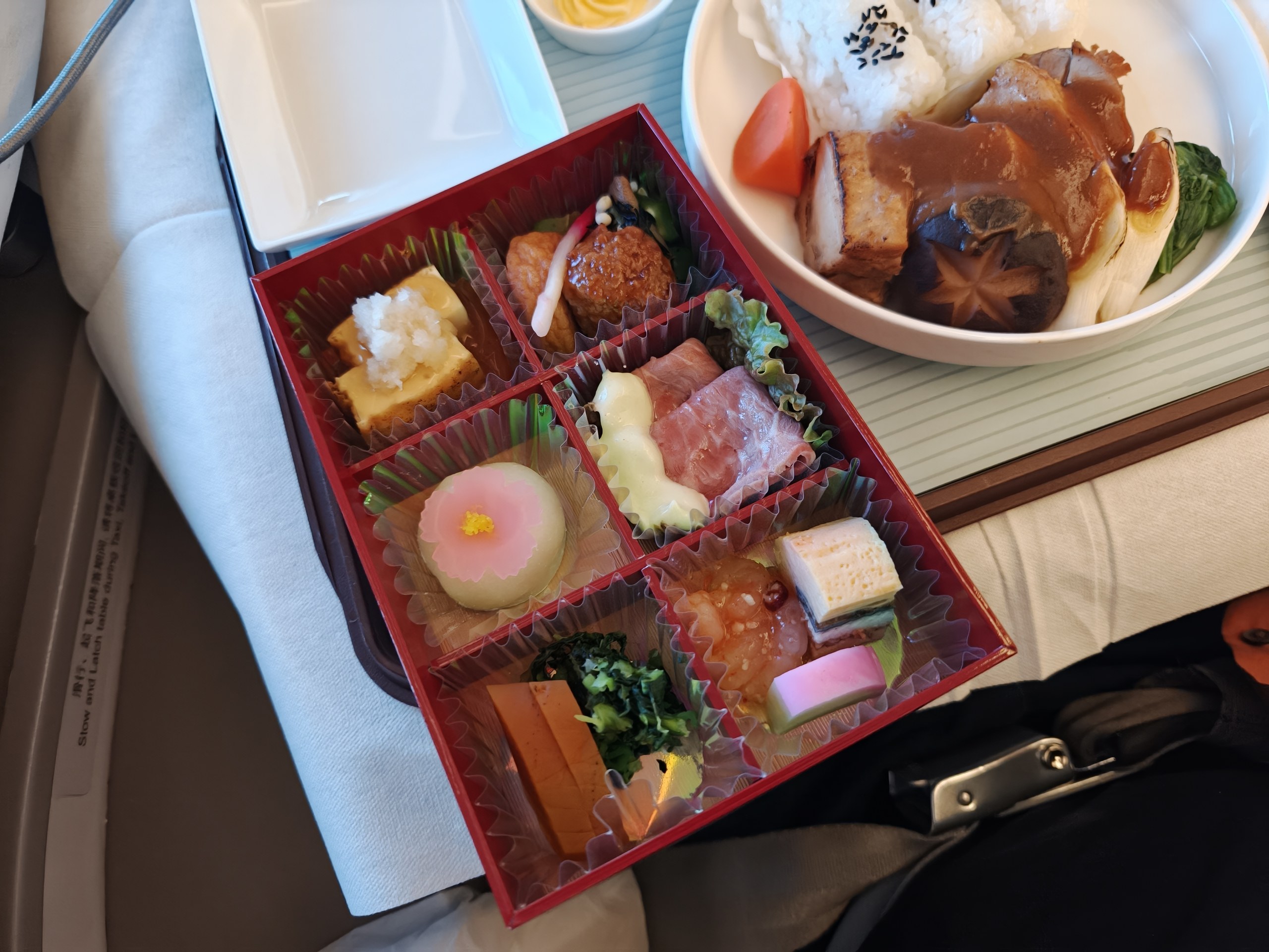 MU522ビジネスクラスの和食の機内食