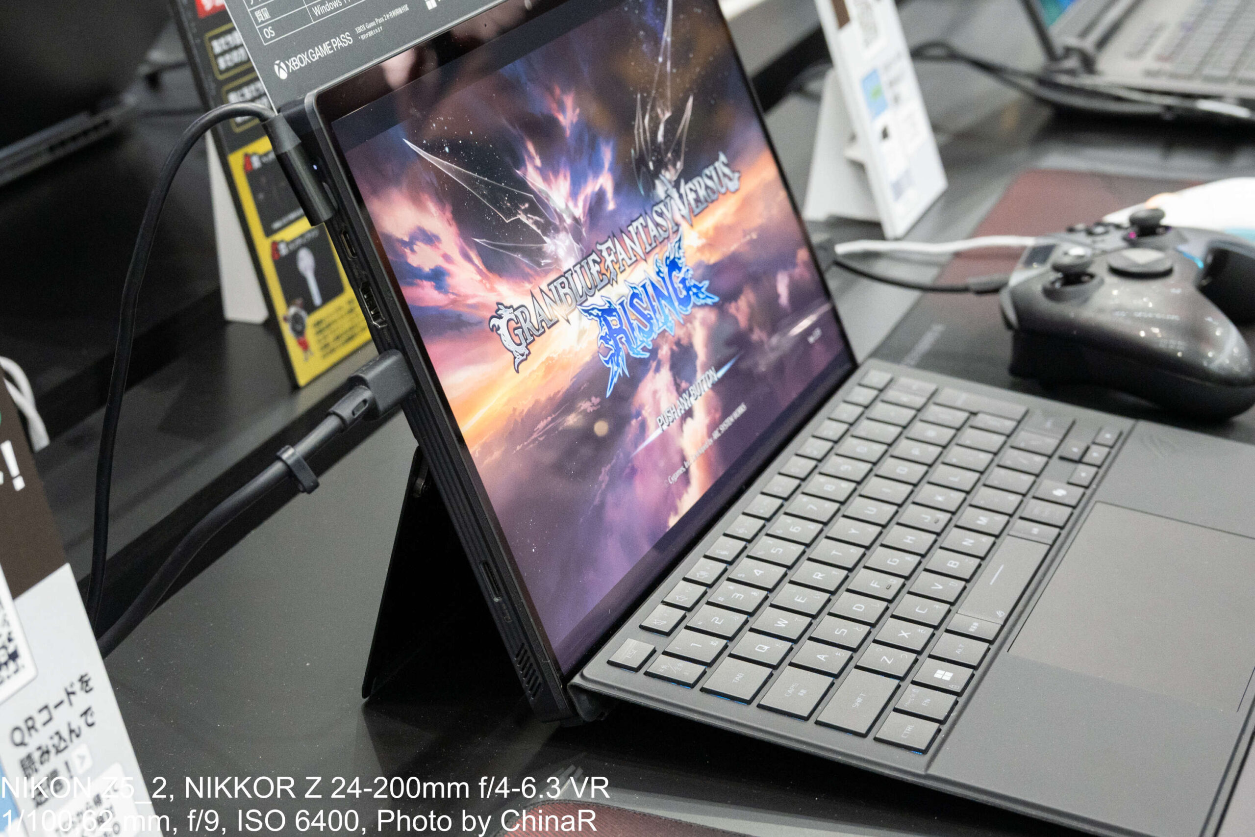 ROG FLOW Z13を横から見たところ。キックスタンドを展開しデタッチャブルキーボードを接続した状態