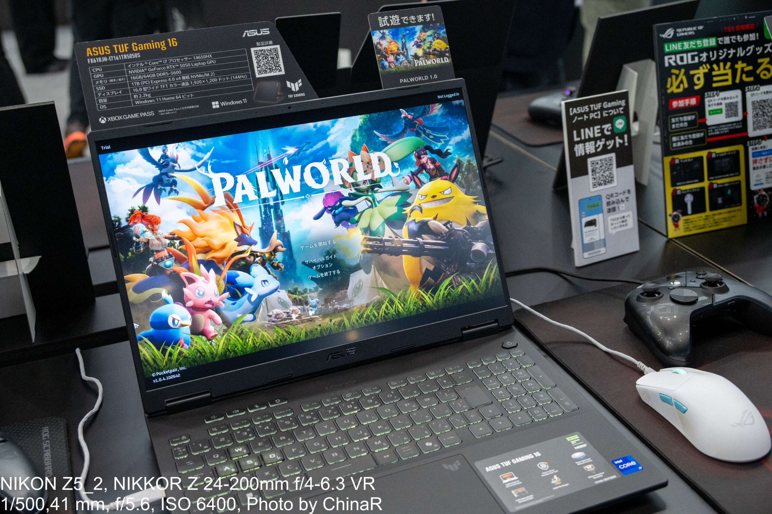 ASUS TUF Gaming 16（FX610JH）の実機。画面はPALWORLD 1.0の試遊、横にLINE抽選の立て札