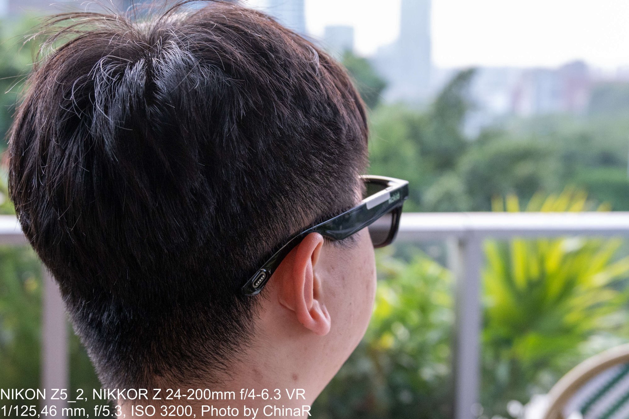 斜め後ろから見たRokid Ai Glasses Styleの装着