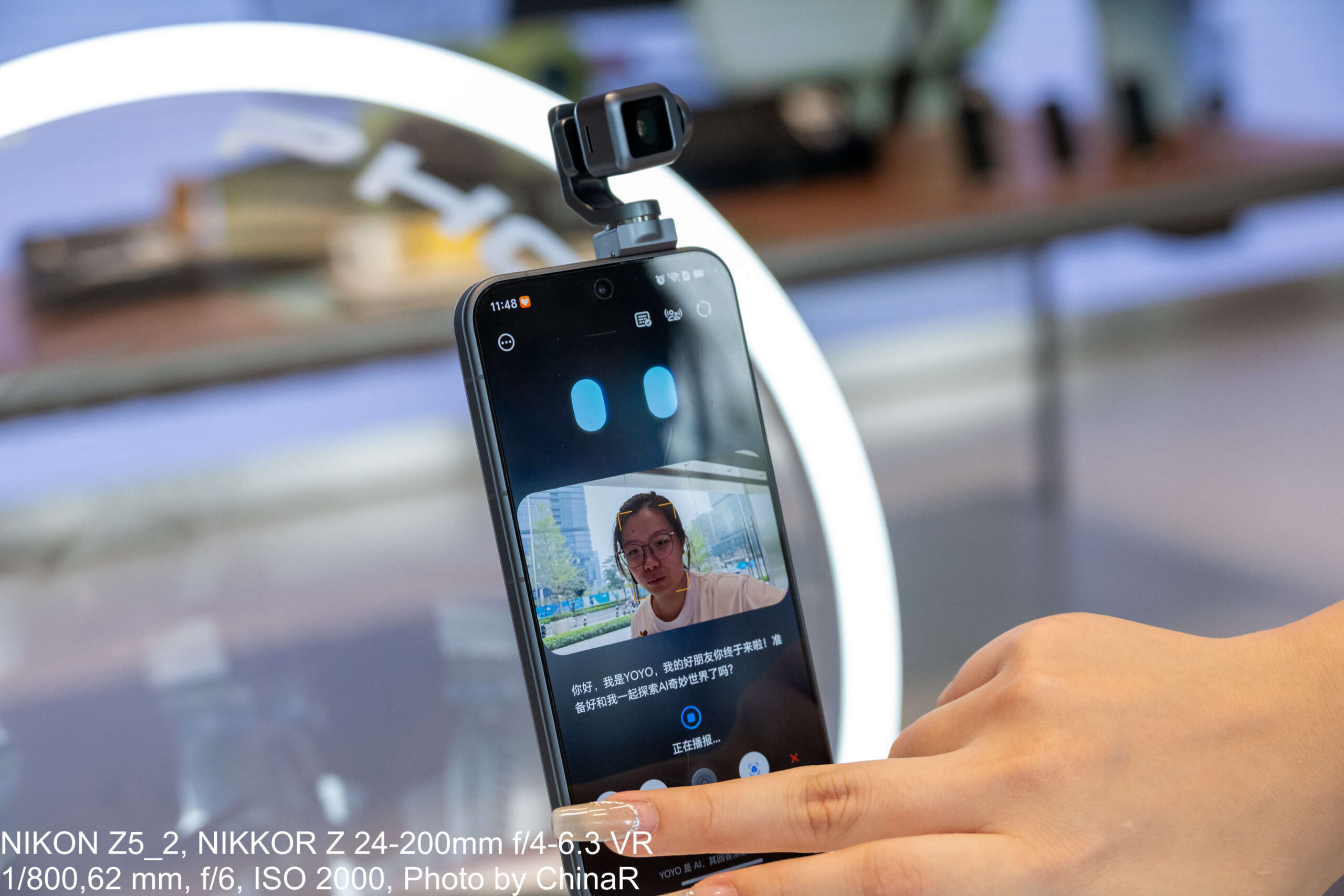 HONOR Robot PhoneのYOYOが起動し顔を追尾する画面